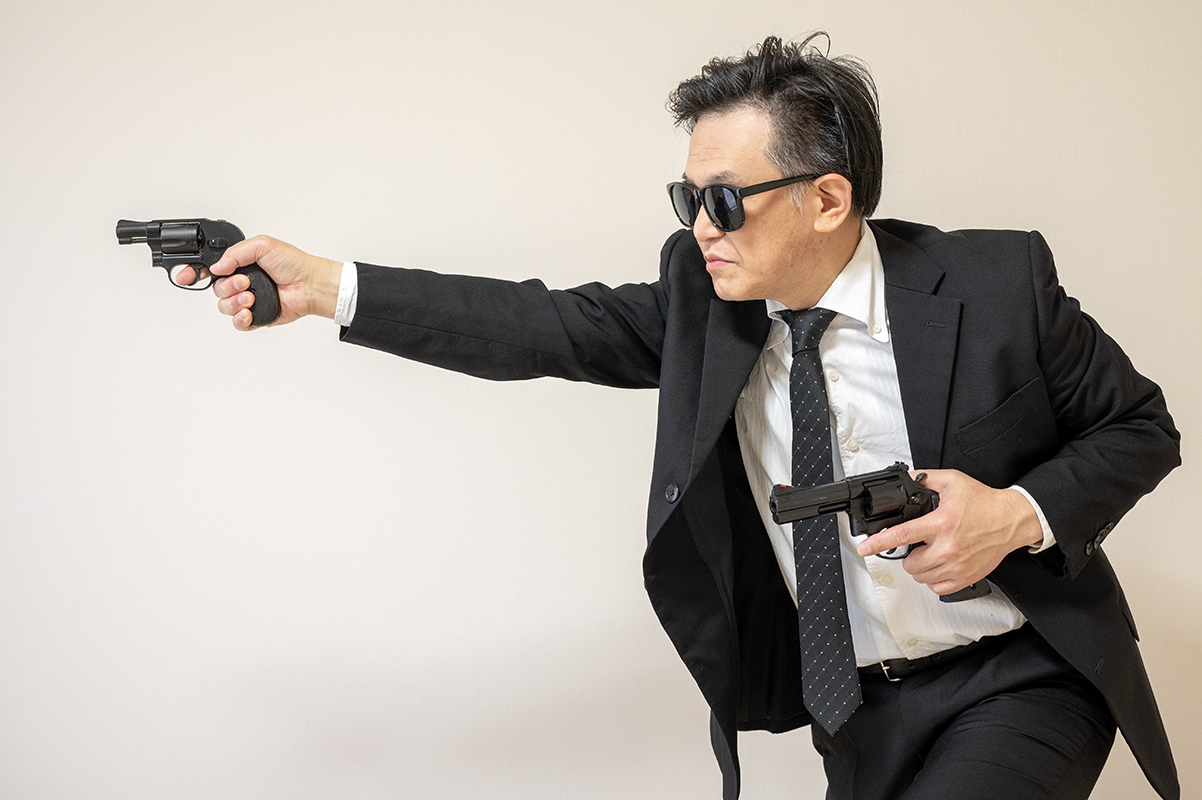 弾切れで、咄嗟にバックアップのM49を引き抜くというシチュエーションをイメージして構えてみた