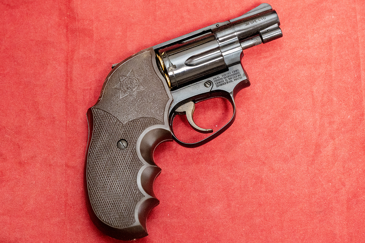 東京CMCのS&W M36（チーフスペシャル）に同社のオプション「ライトニンググリップ」を装着したもの。実銃用にも、米ビアンキ社などからライトニンググリップが発売されている