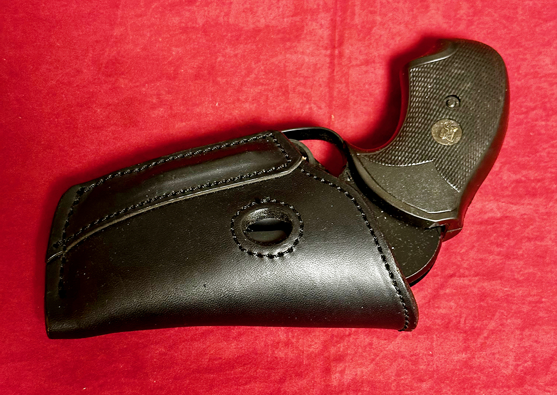 バックアップ銃といえど、M49ボディーガード用のホルスターもシリーズごとに幾つかのデザインが使用されている。ショルダーホルスターとセットで買いたかったのだが、当時はお金がなくて買えなかった。ネットのフリマアプリで、舘さんが使用したデザインに似たホルスターを買って収納しているが、いつか劇中モデルを手に入れたいと思っている