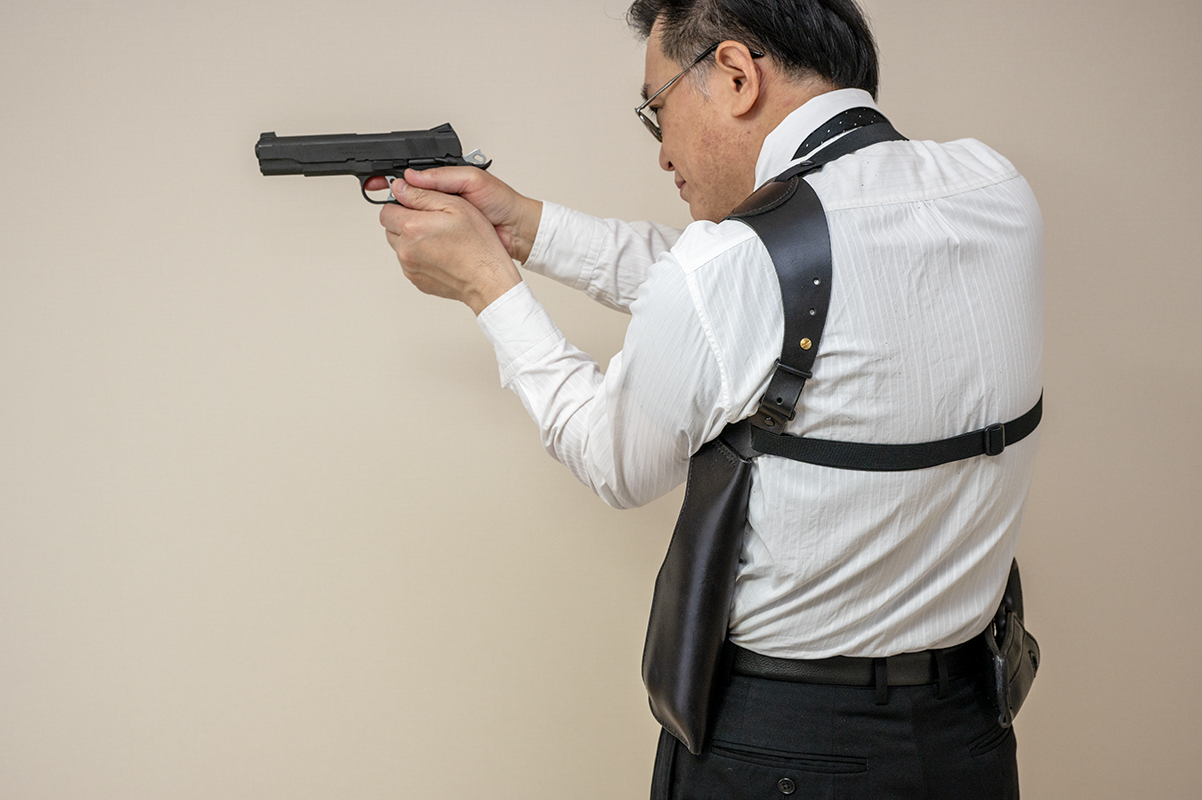 「あぶない刑事リターンズ」から念願の？ガバメントを手にすることになった舘ひろしさん。「刑事貴族」でガバメントを使用してお気に入りになったのだろうか？