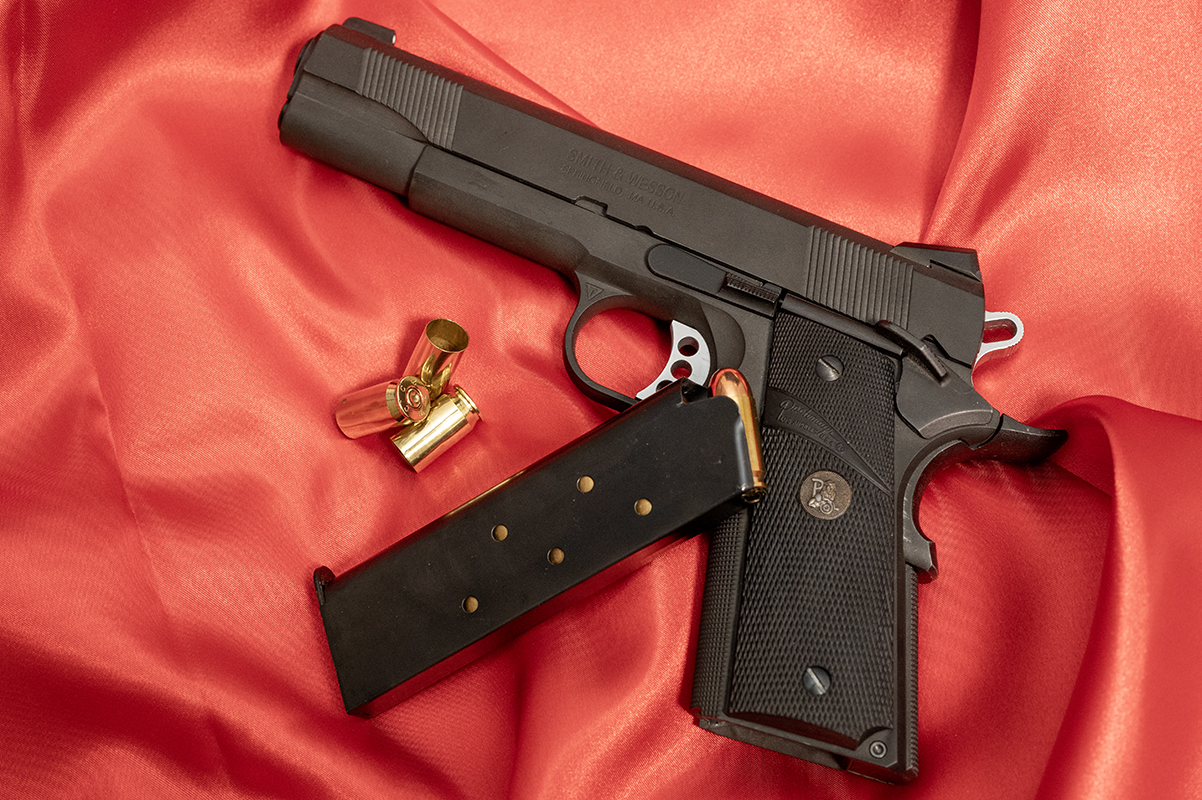 タニオコバのガバメント（写真はS&W 1911）にパックマイヤーグリップを装着し、なんちゃってタカ・カスタムに。スライドのフロントにセレーションがあるタイプでノバックサイト付きのモデルを選ぶと再現しやすい