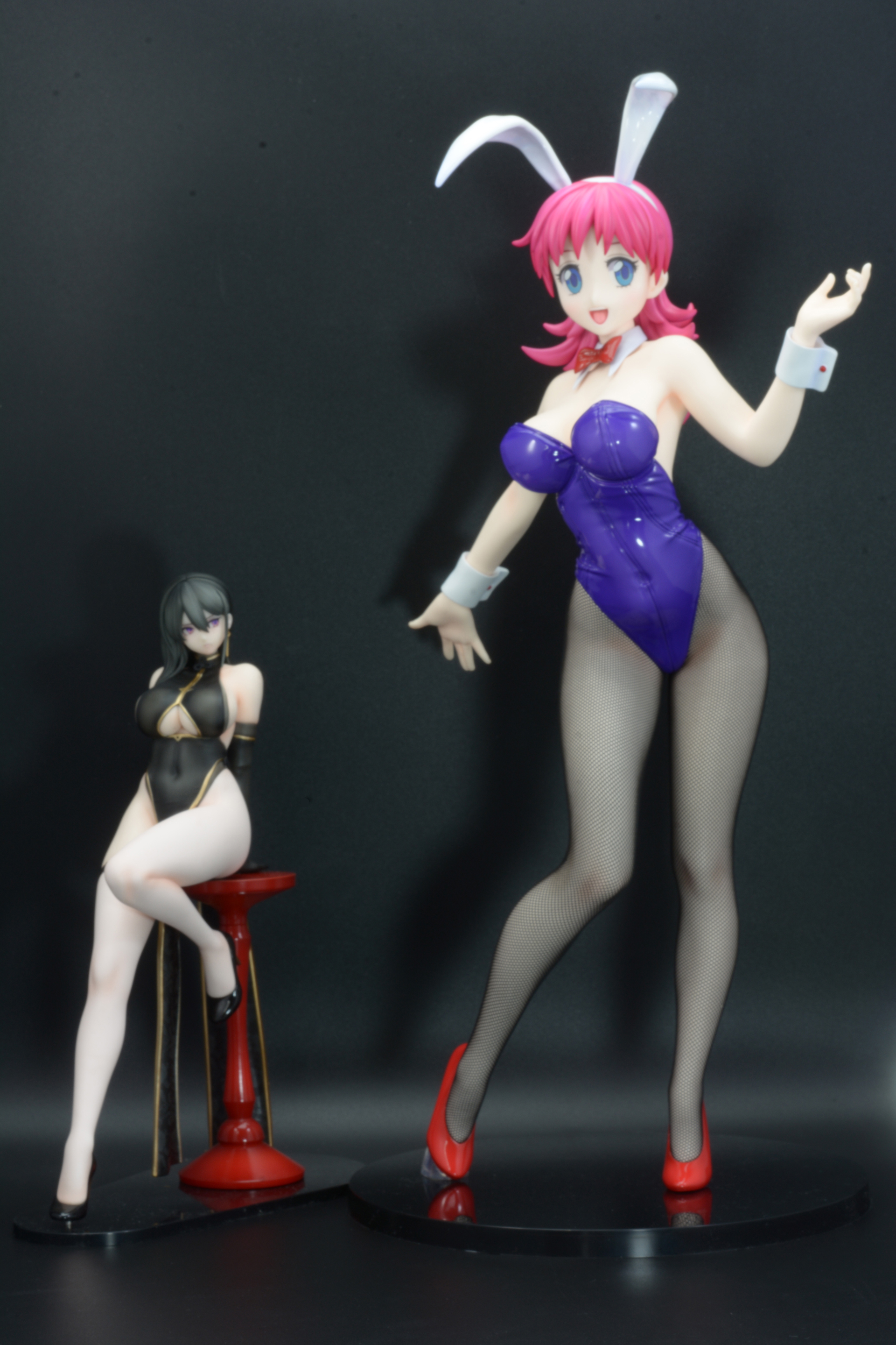 全高約25cmのフィギュア「黒チャイナさん」と比較。改めて大きさが実感できる