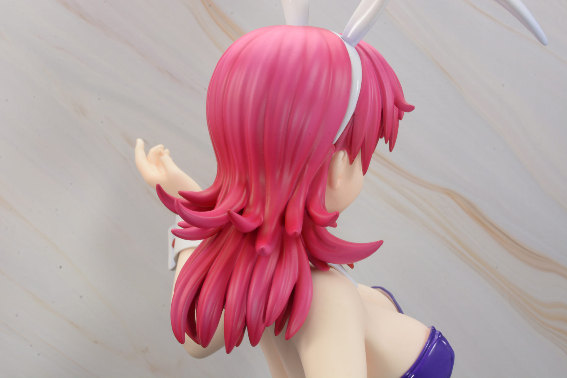 ピンピンととがった独特の髪型を立体で表現