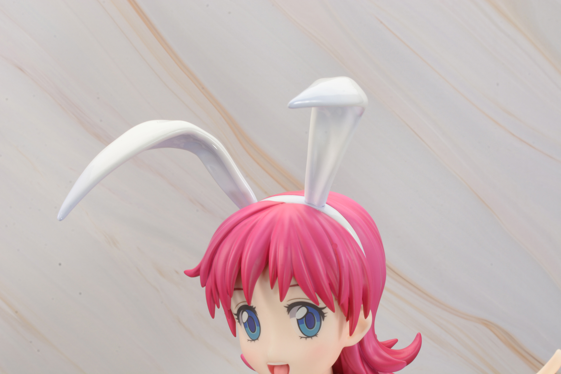 垂れ下がったセクシーさも感じさせるうさ耳