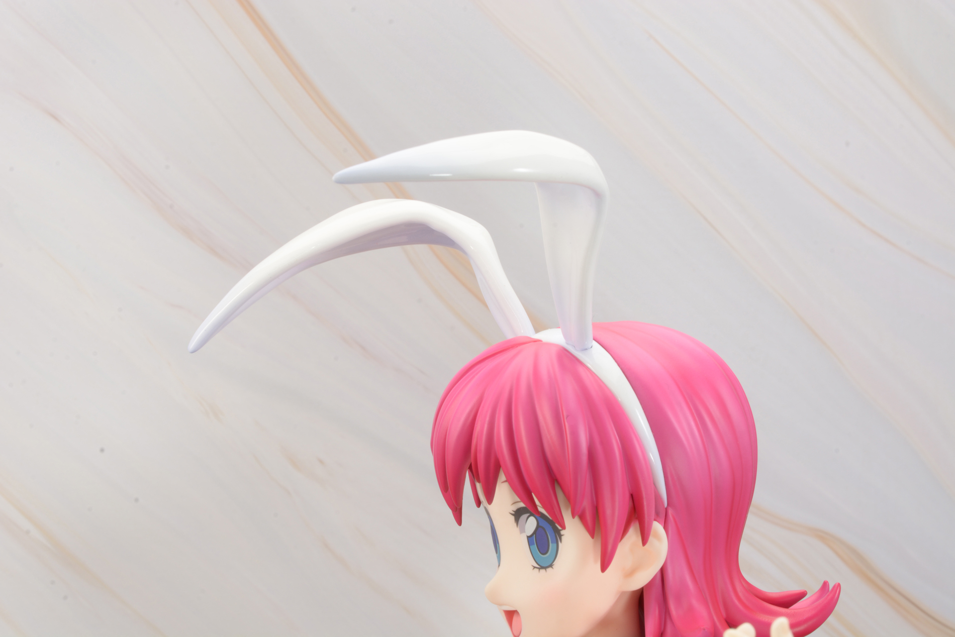 垂れ下がったセクシーさも感じさせるうさ耳