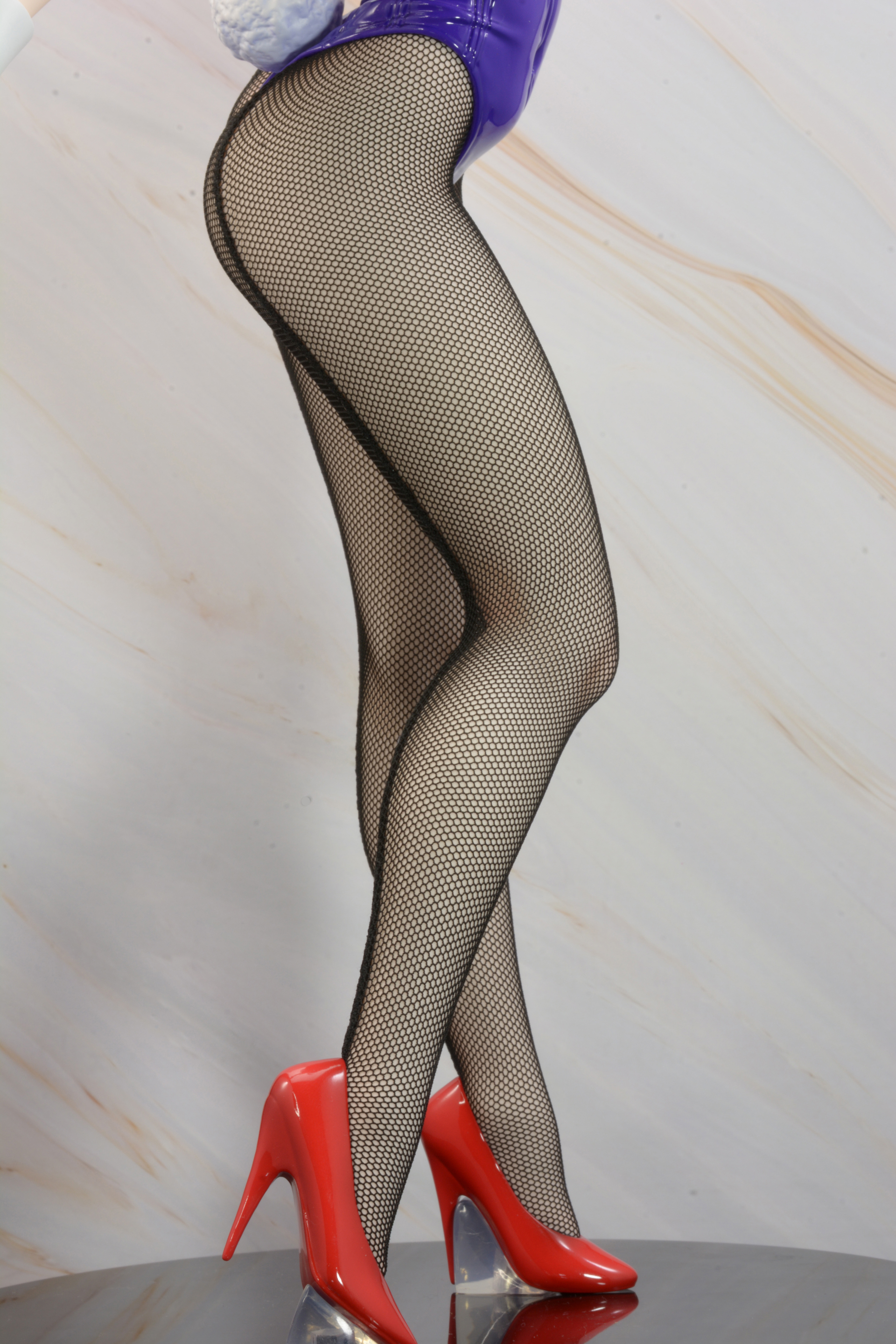 この脚線美を印象づけるシルエットこそがストッキングの良さと言えるだろう