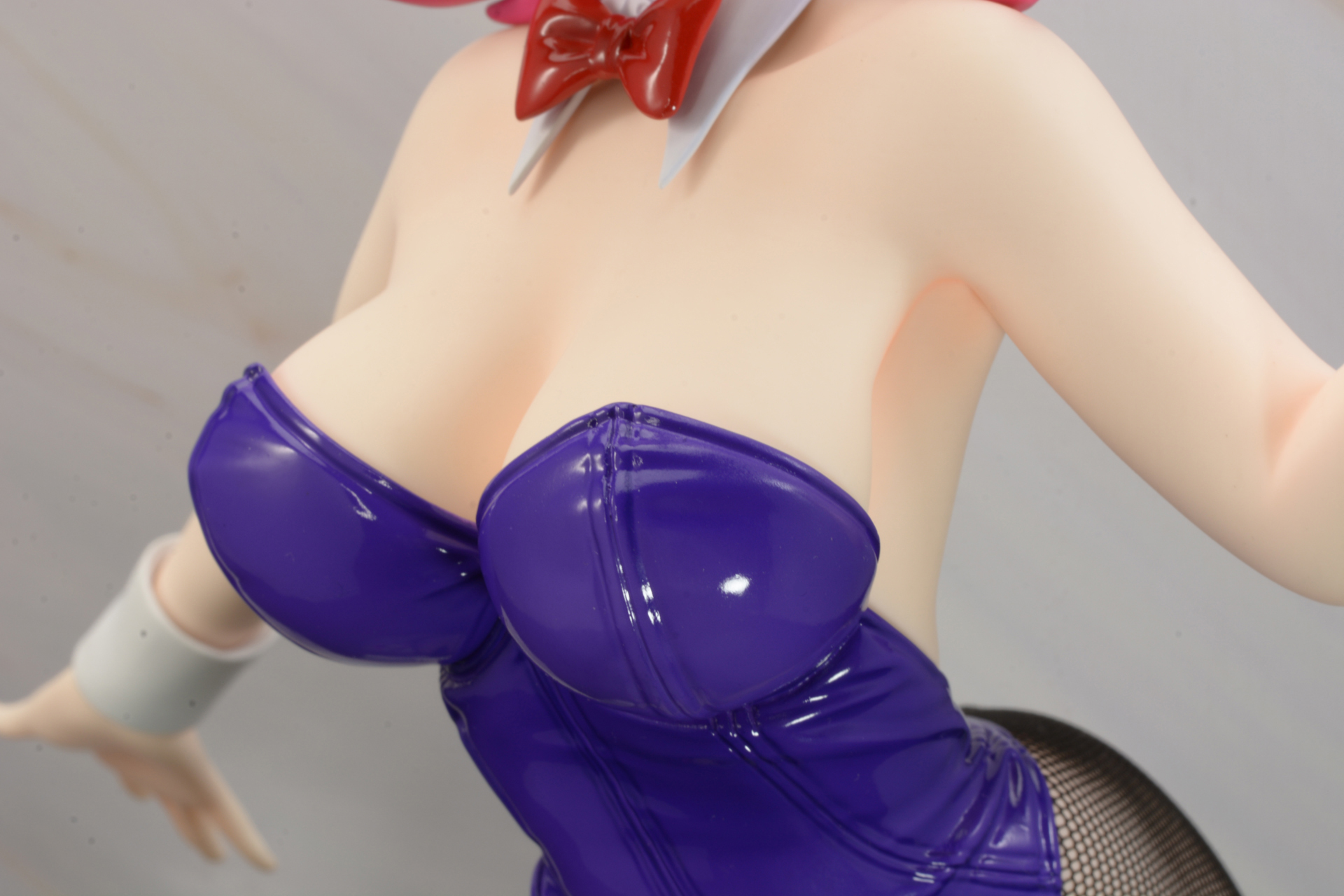 こぼれそうな胸元の表現がセクシーだ