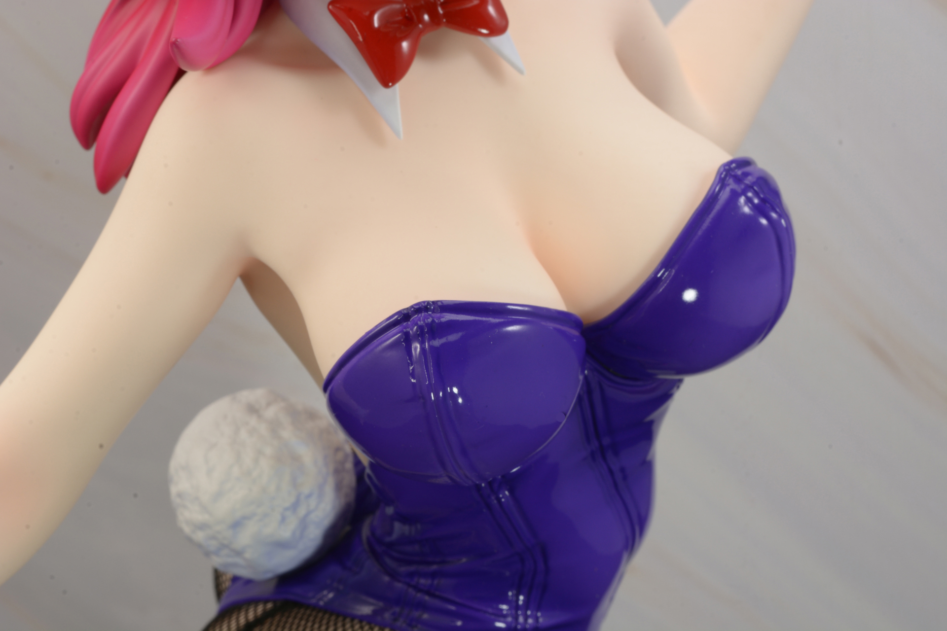 こぼれそうな胸元の表現がセクシーだ