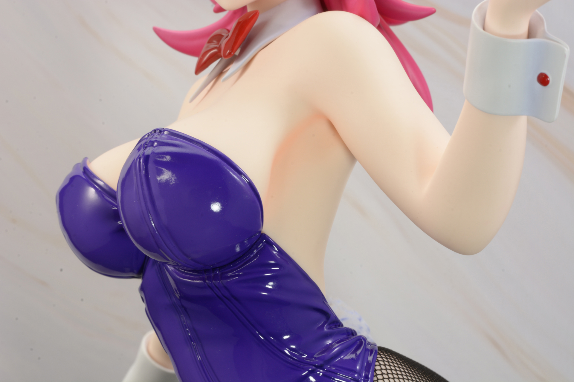 スーツと肌のコントラストがまぶしい