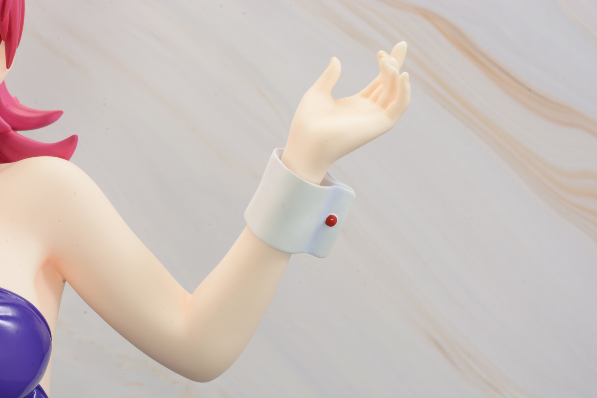 手首のカフスも見逃せない注目ポイント