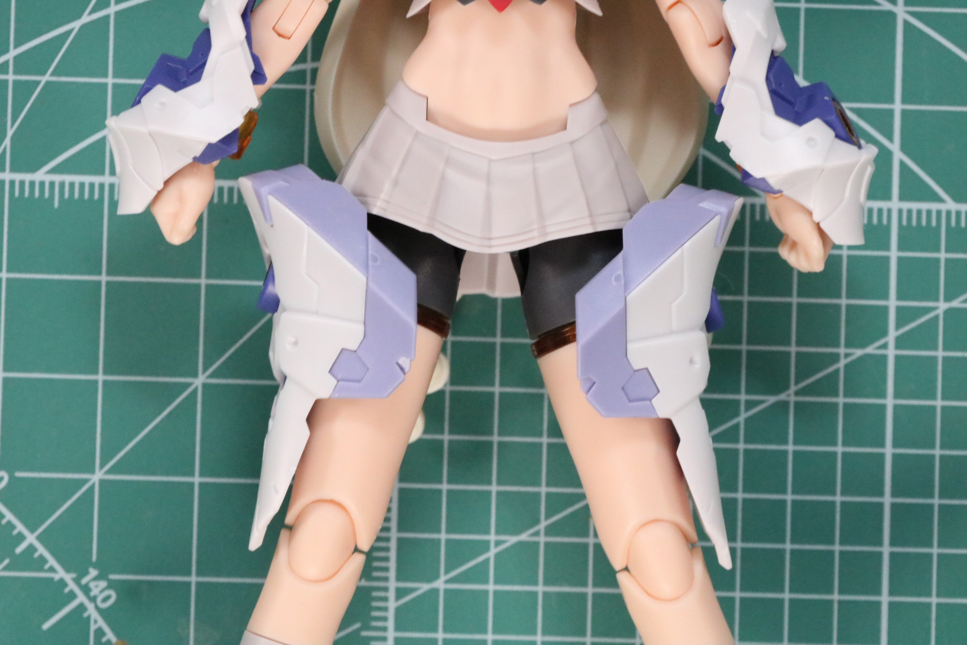 太ももアーマーに装甲を追加