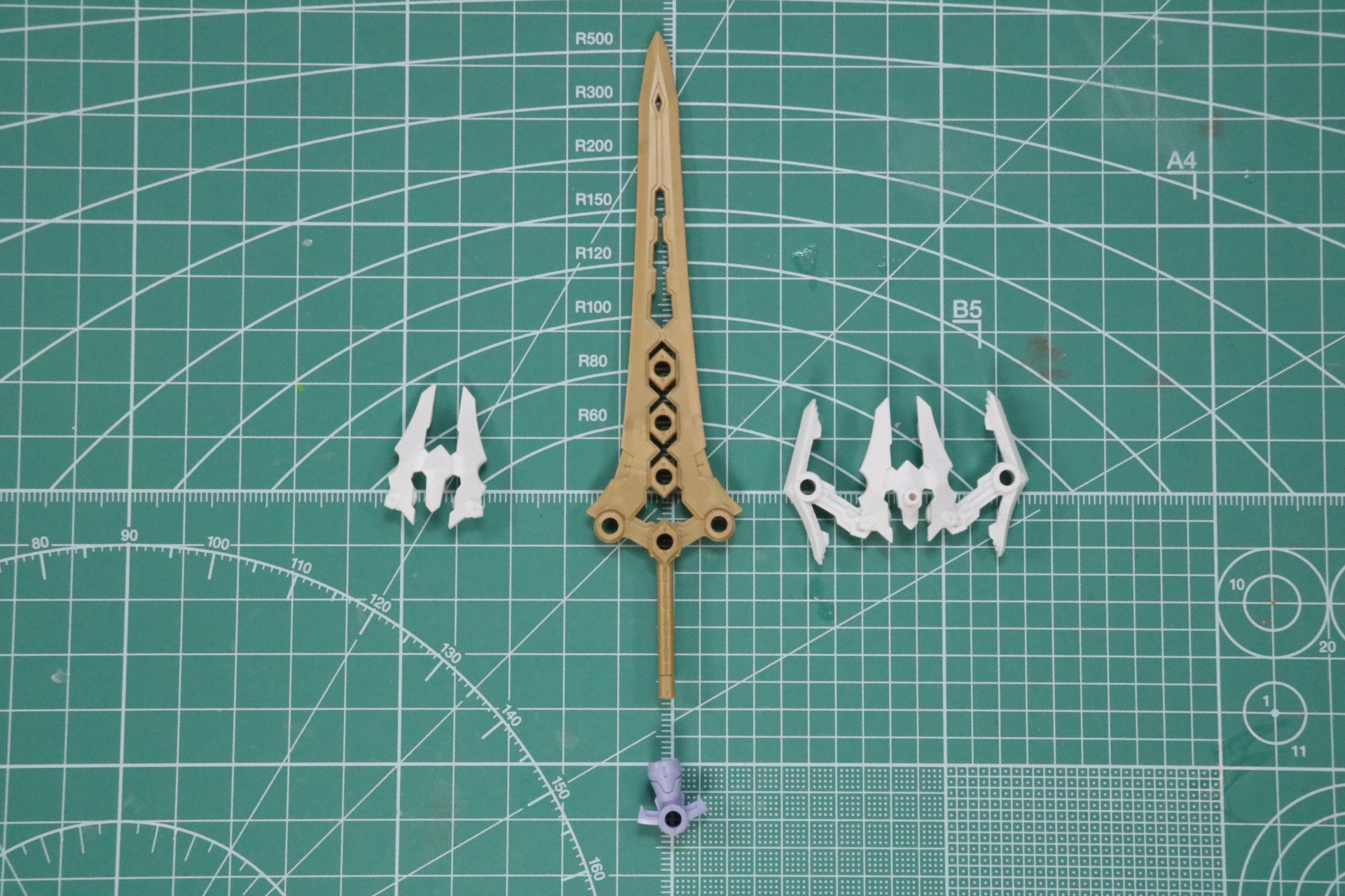 大剣の組み立て。ゴールドの剣にホワイトの鍔や柄頭を追加