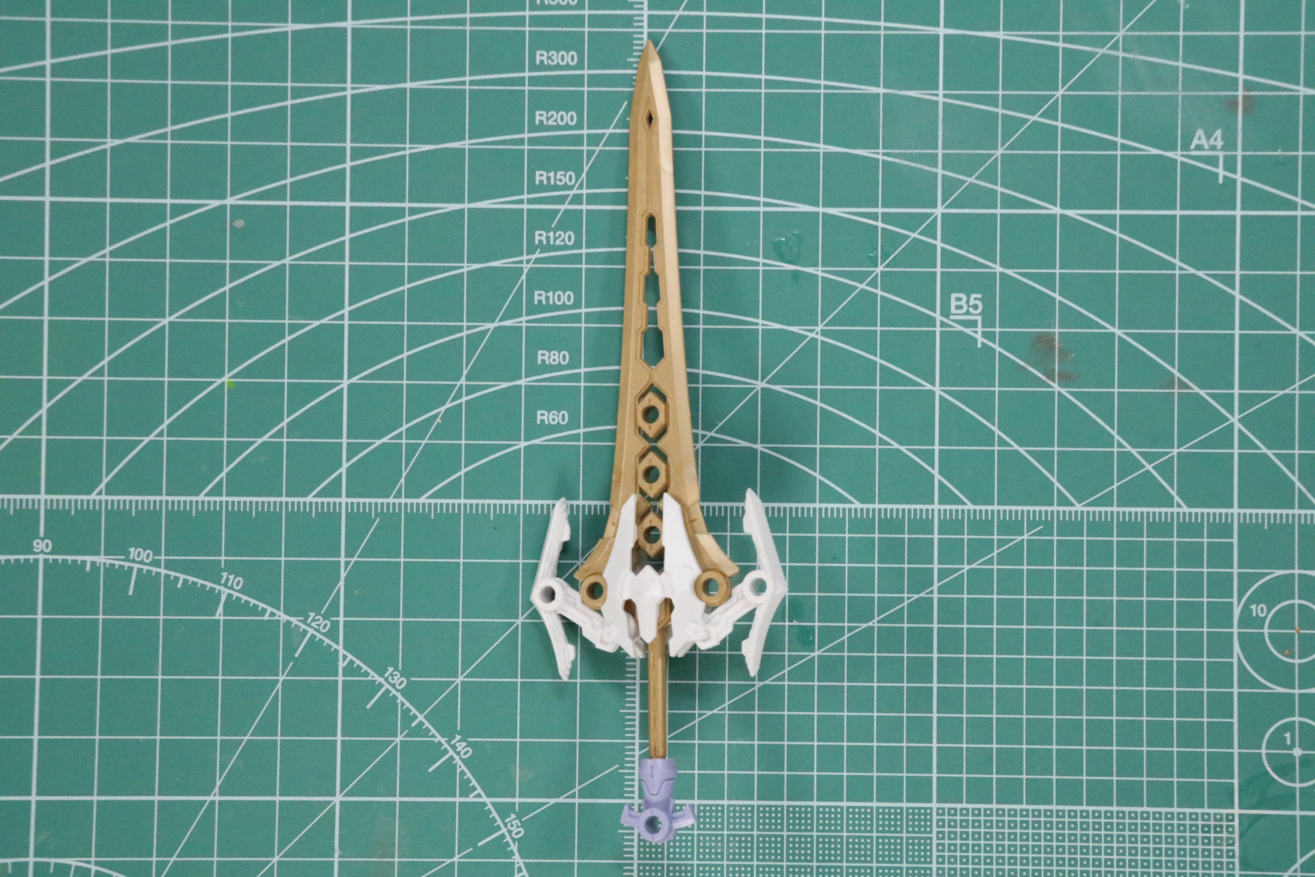 大剣の組み立て。ゴールドの剣にホワイトの鍔や柄頭を追加