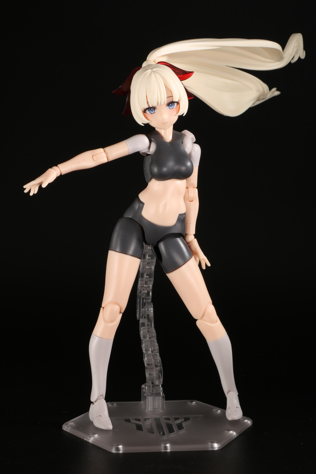 ポーズも腰の絶妙な角度付でより滑らかな動きを表現できる