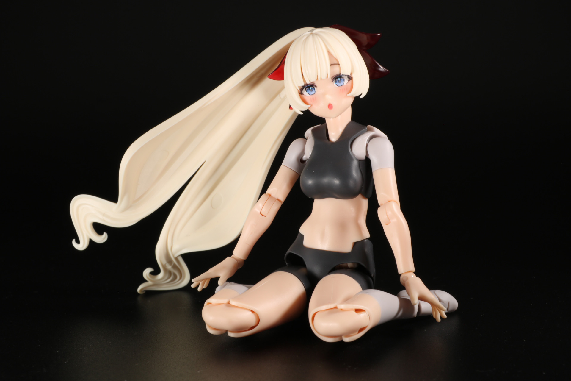 ペタンと座り込んだポーズも自然に決まる