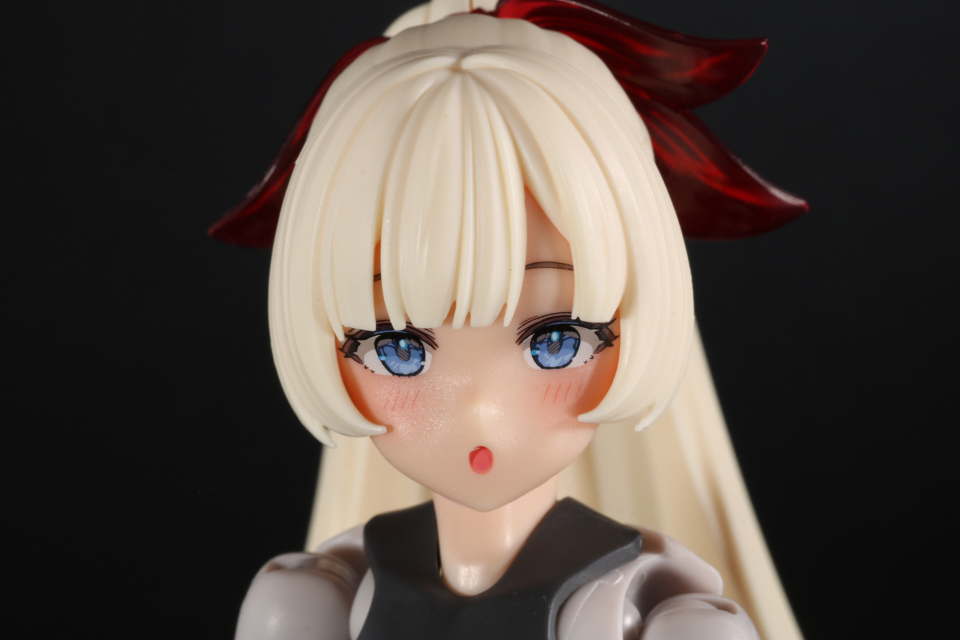 「驚き」の顔パーツは口を開きながらも上品な雰囲気