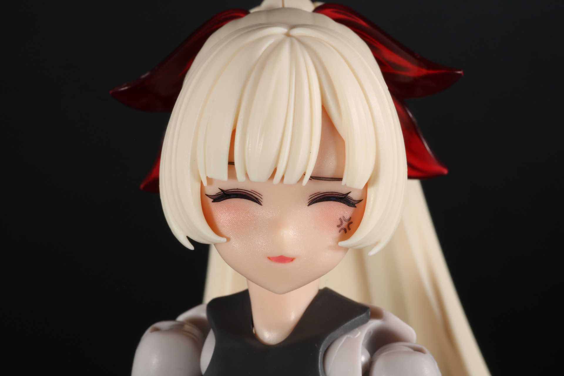 「笑顔（怒）」の顔パーツは眉根を寄せたり、口元の微妙な笑みや怒りマークなど静かに怒っている雰囲気が伝わってくる