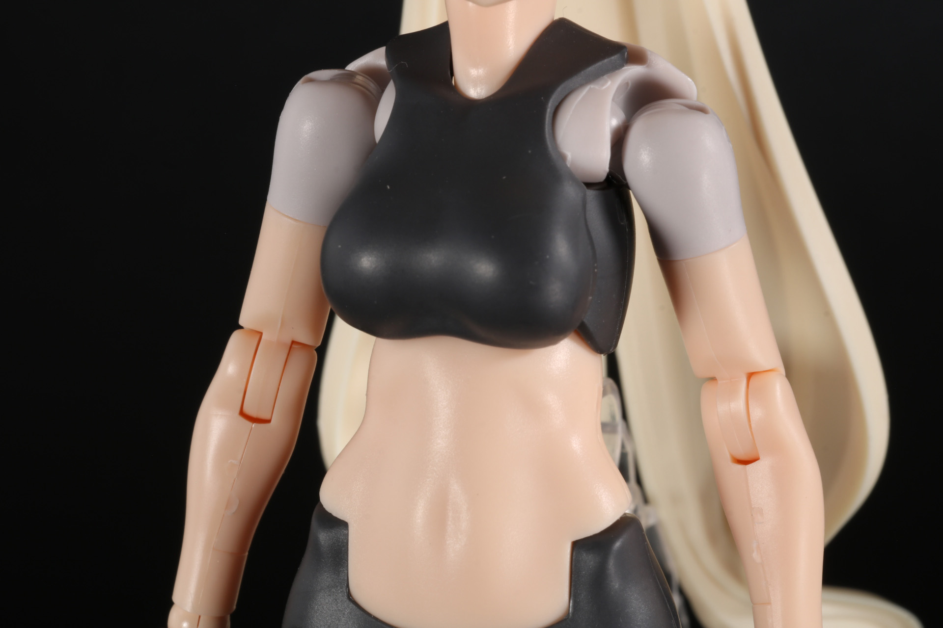 ボディはスポーツのインナーのようなシンプルデザインながらブラックとグレーのツートンカラーでおしゃれな雰囲気