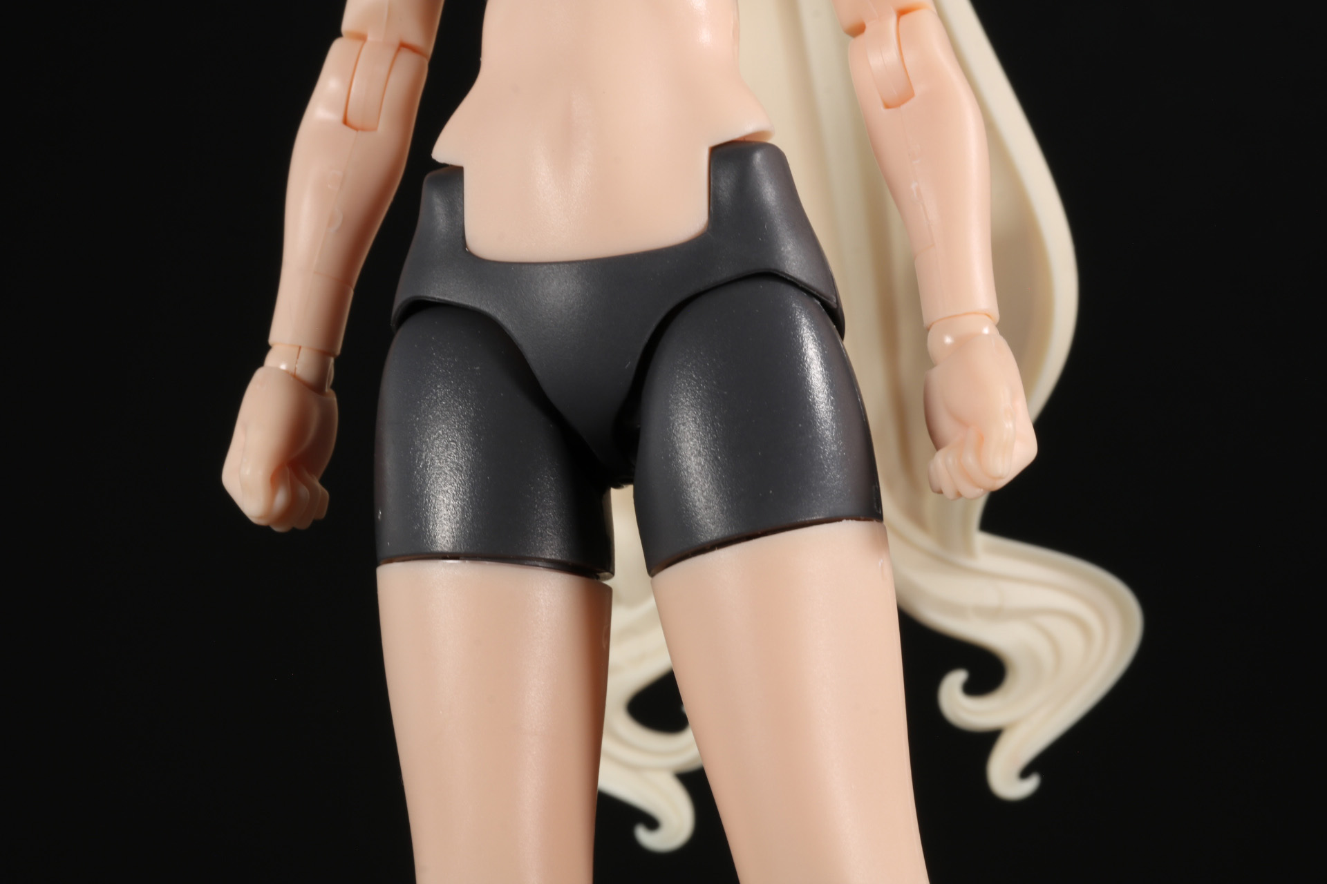 リボンはクリアレッドで存在感あるサイズとなっている