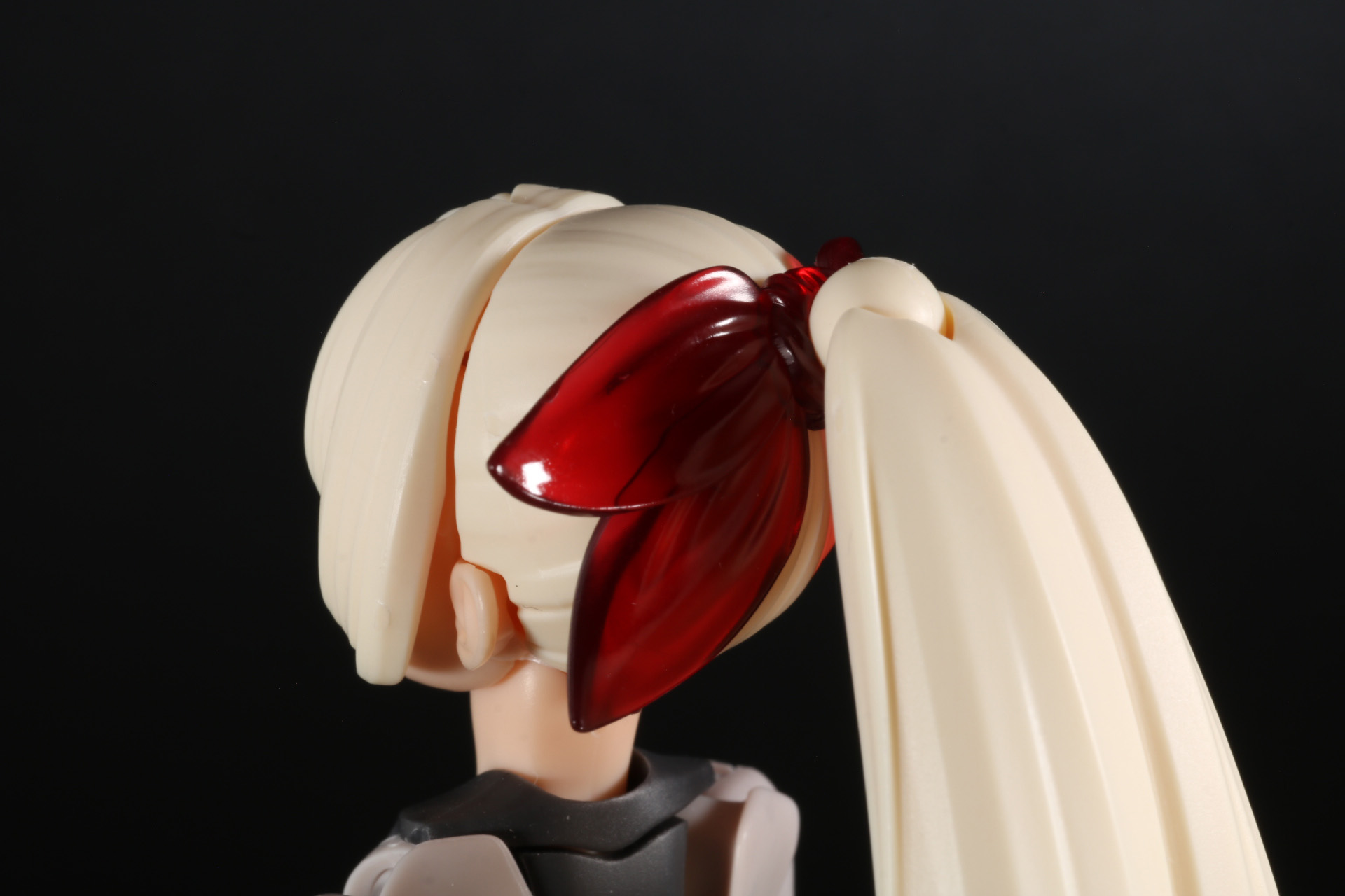 リボンはクリアレッドで存在感あるサイズとなっている