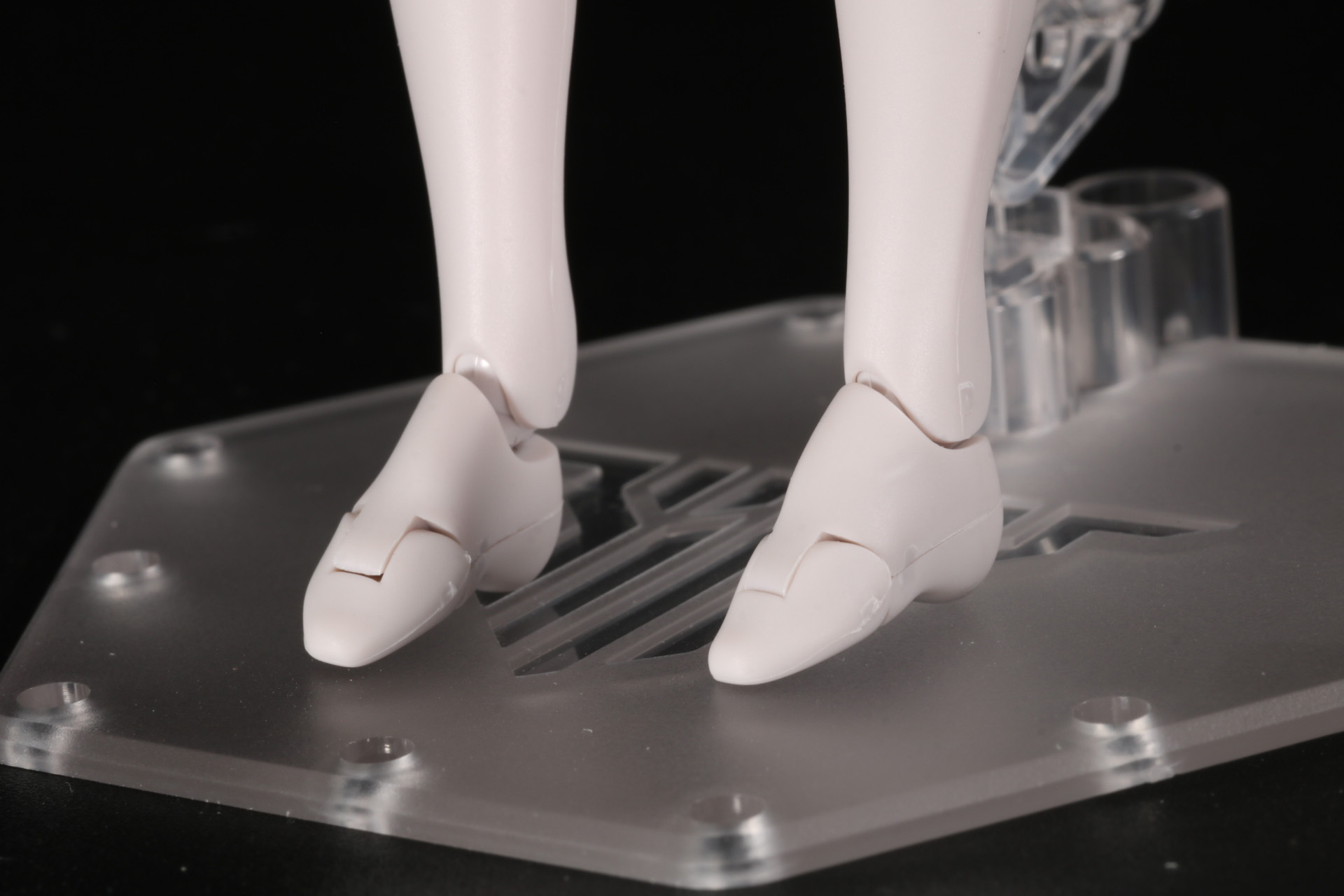 足元は簡素なデザイン