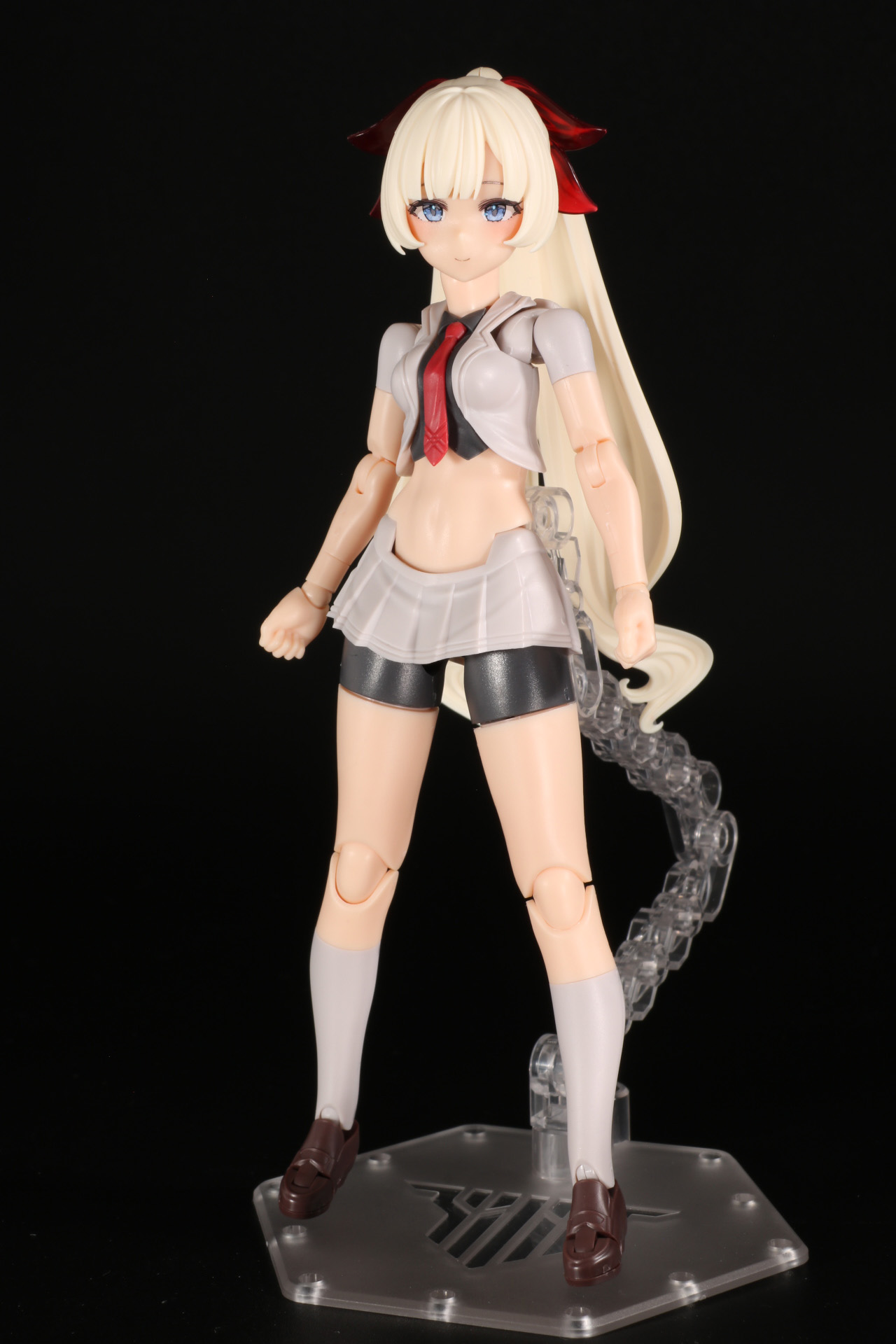 コスモードではジャケットやスカート、足元はローファーと制服のようなデザインとなっている