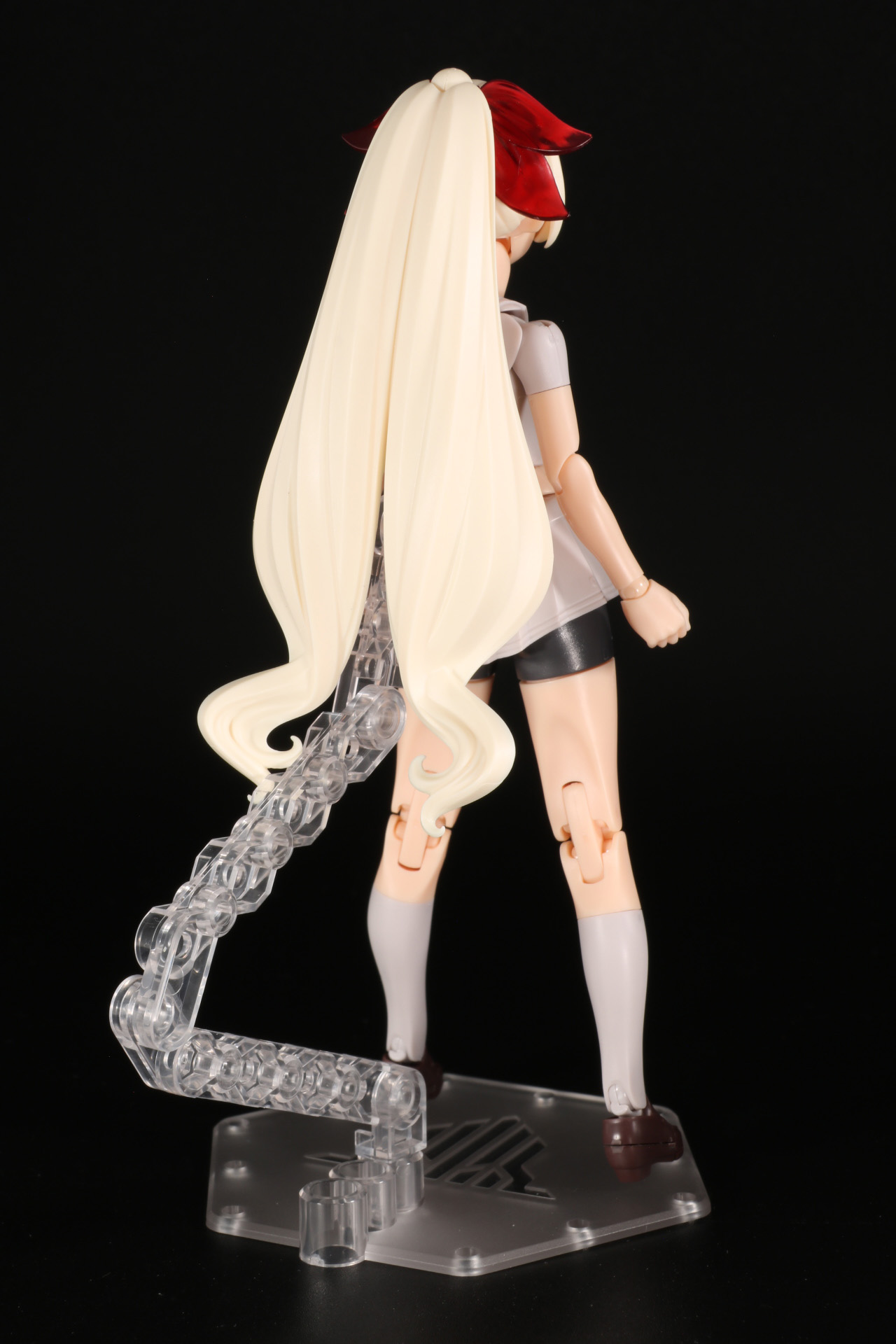 肩口の中核パーツの成型色に合わせて、素体モードとは異なる印象のカラーリングとなっている