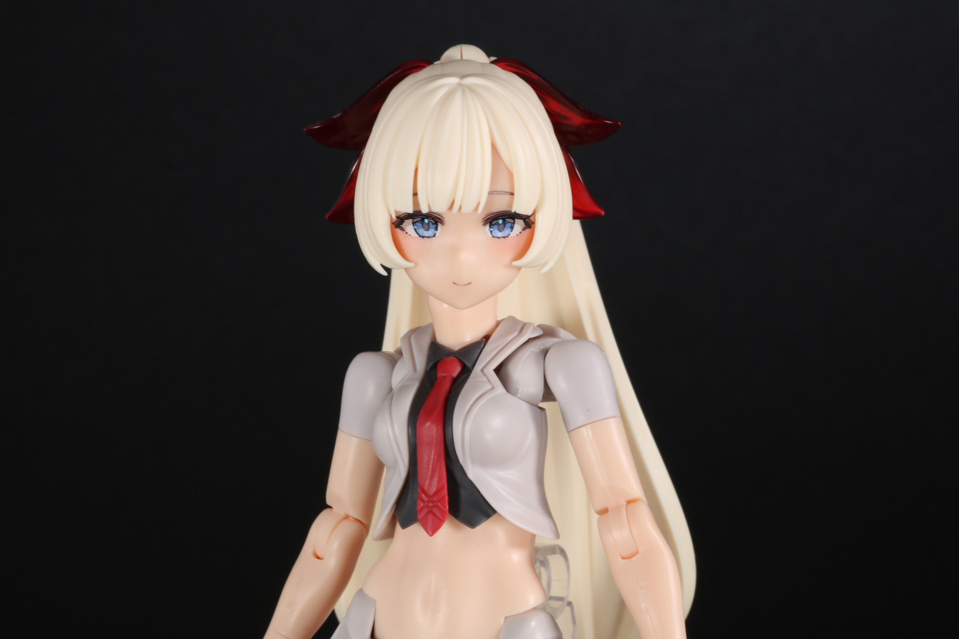 肩口の中核パーツの成型色に合わせて、素体モードとは異なる印象のカラーリングとなっている