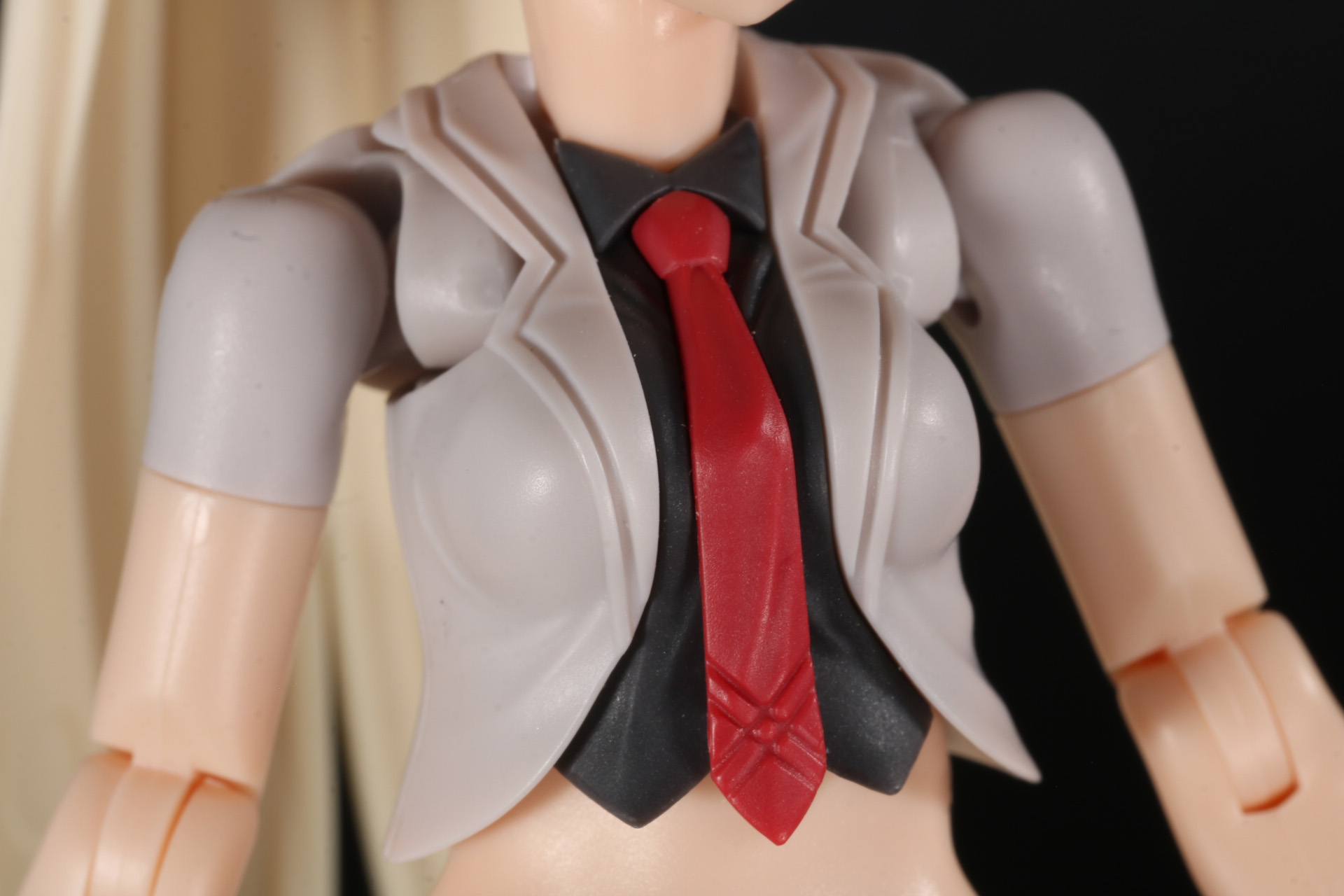 ネクタイパーツには細かな刺繍、襟にもモールドがあり、立体感ある造形となっている