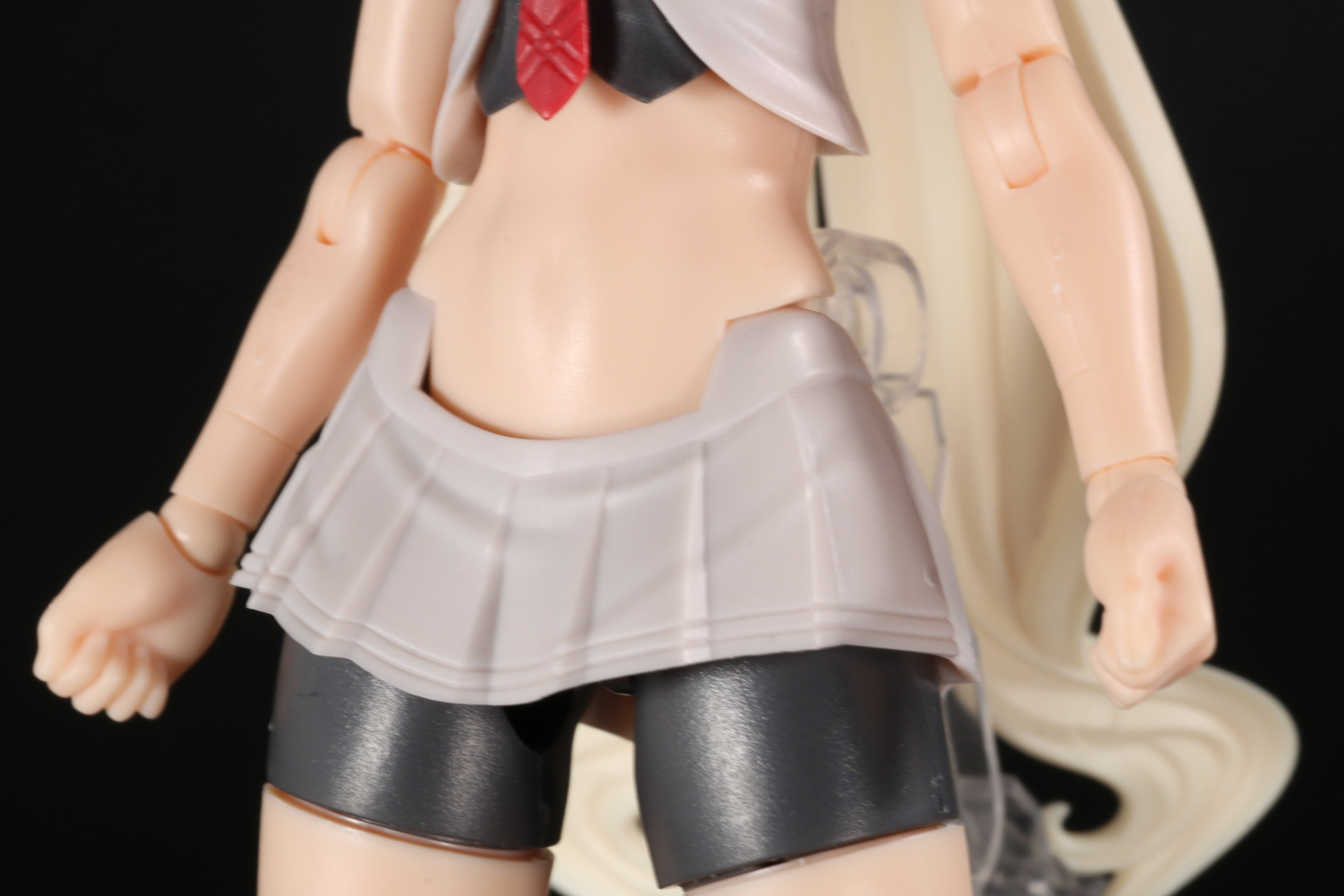 スカートにもひだや皺と細かく造形されている