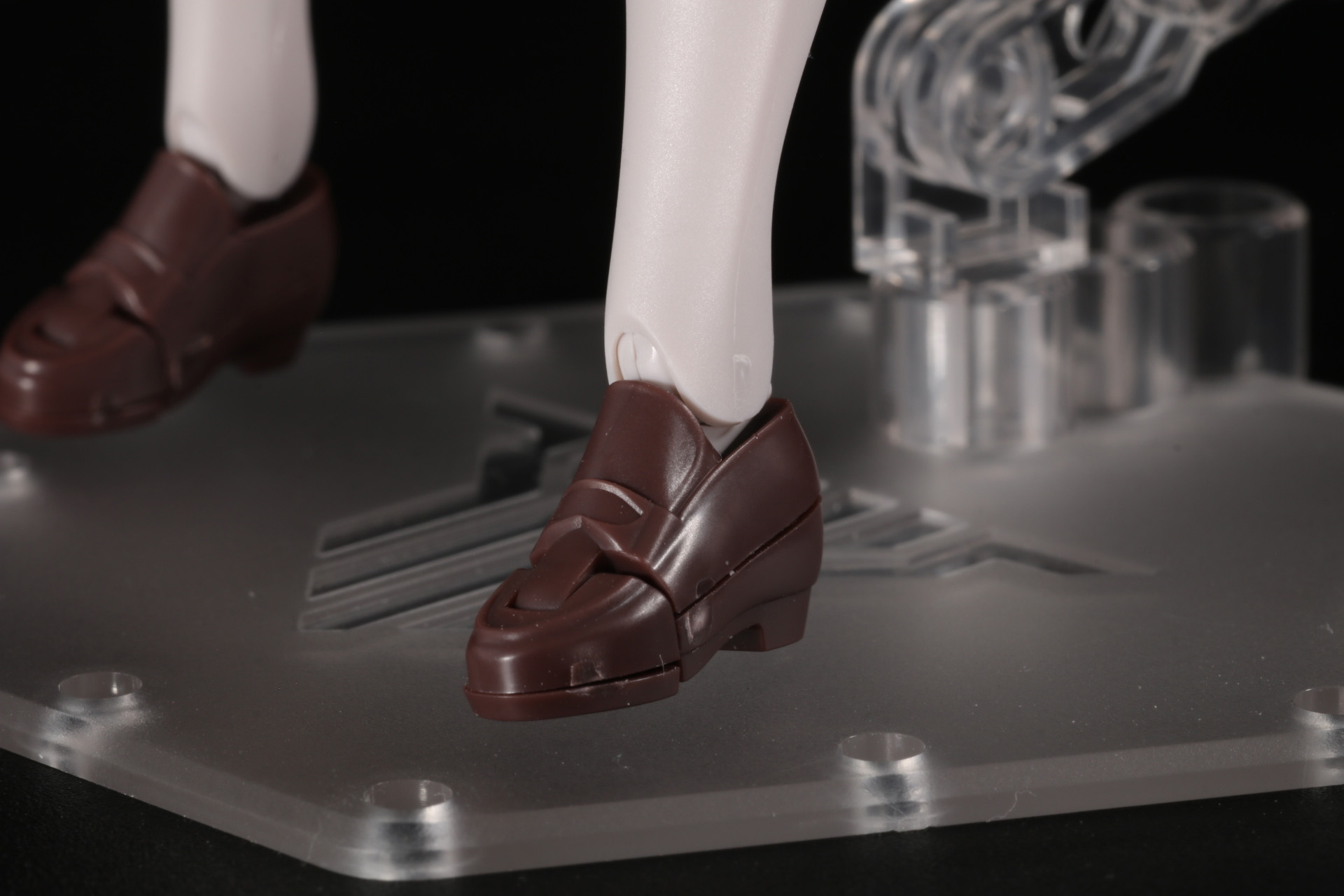 足元のローファーとなっている