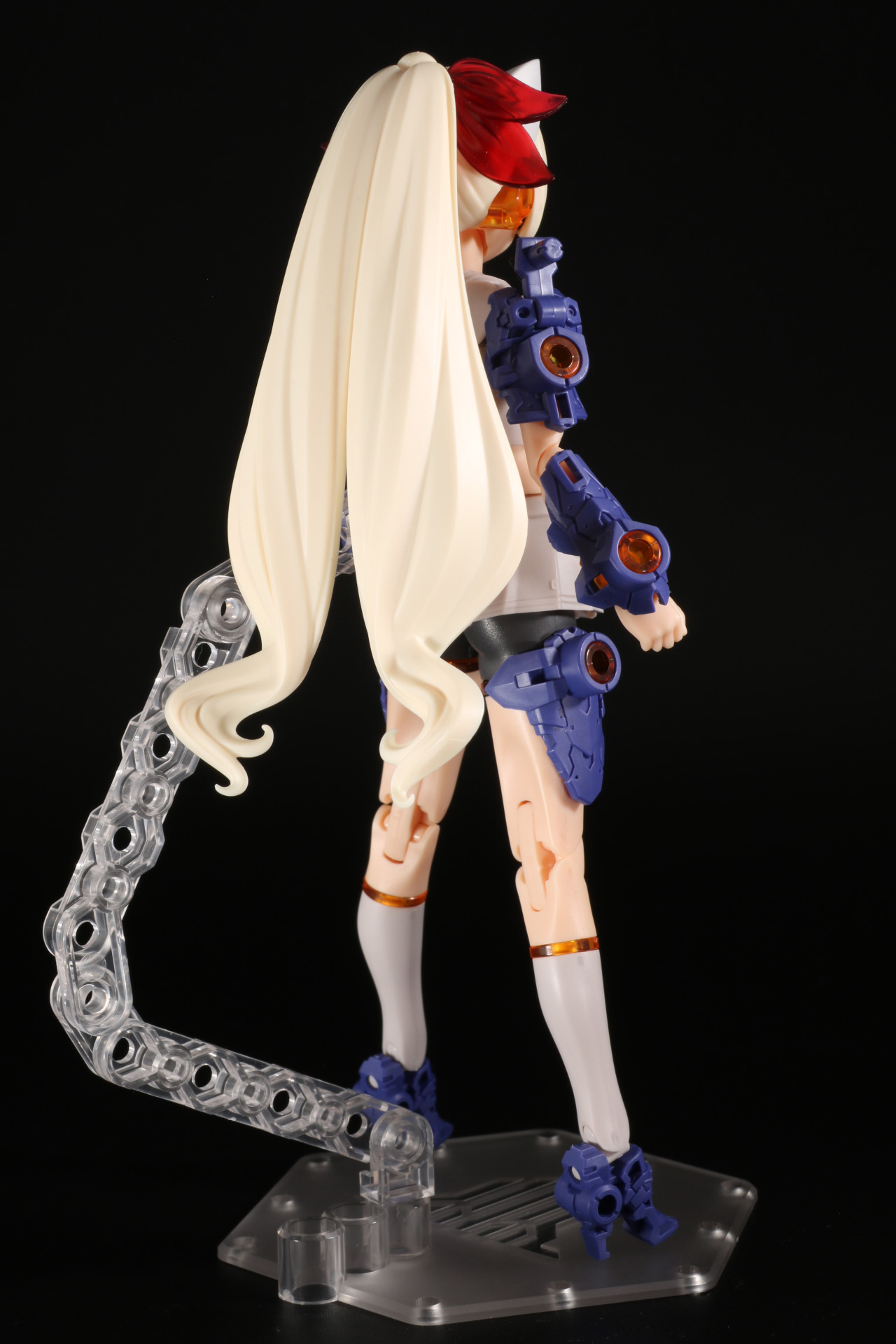 頭部にはネコミミ型のカチューシャが追加され、可愛らしさも忘れていない