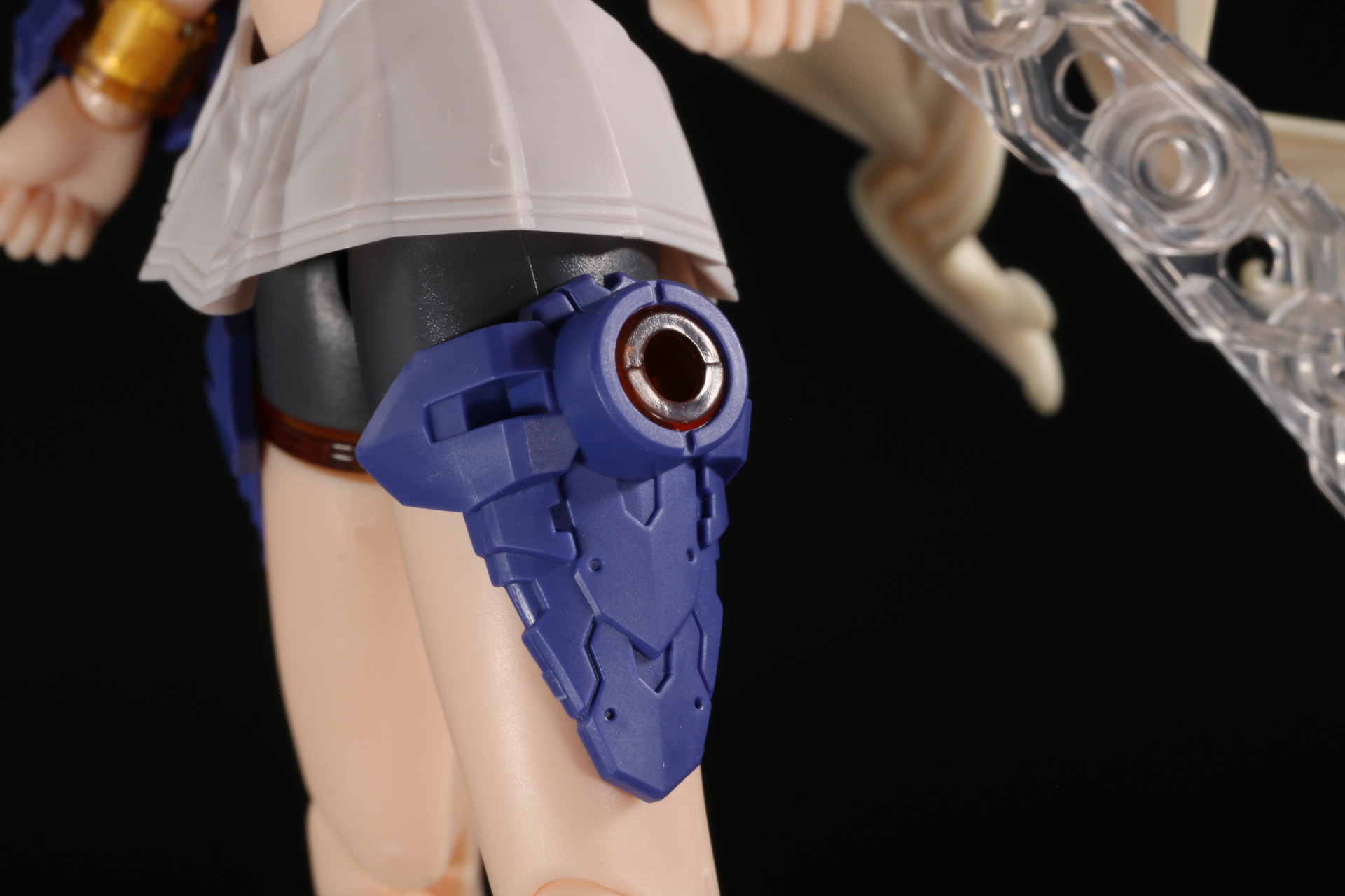 足も複雑な造形のアーマー型に