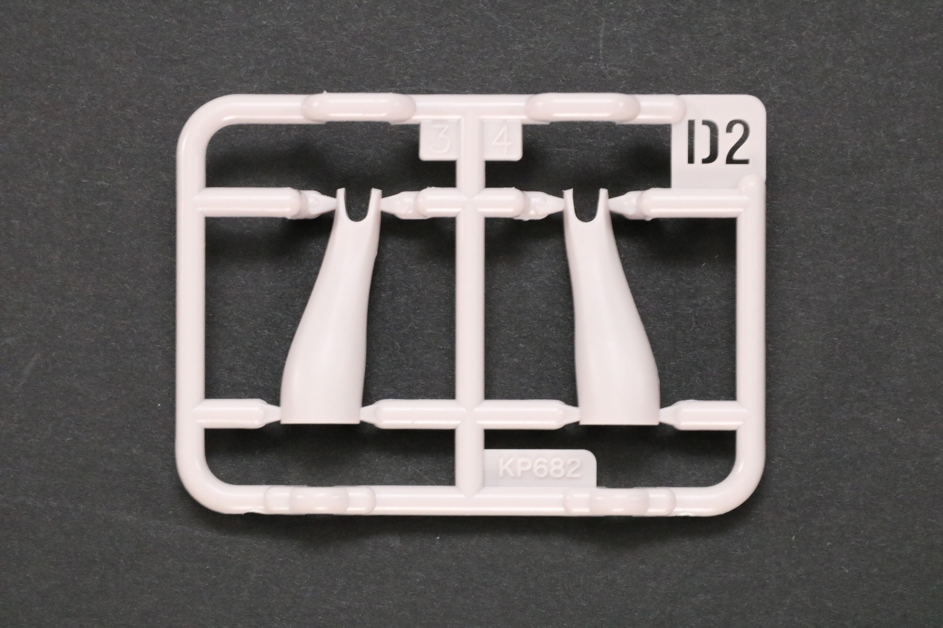 D2パーツ。グレーの成型色