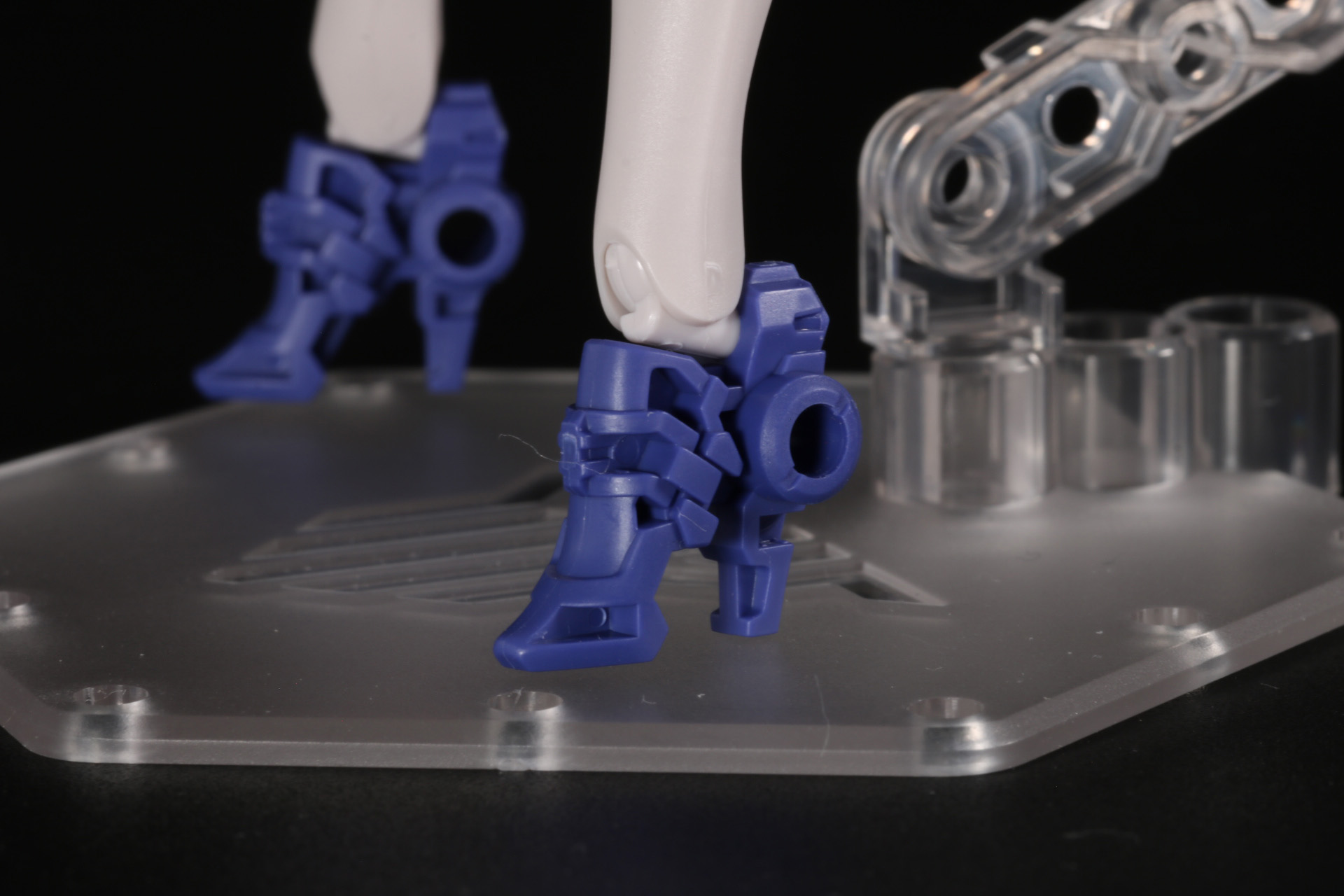 足も複雑な造形のアーマー型に