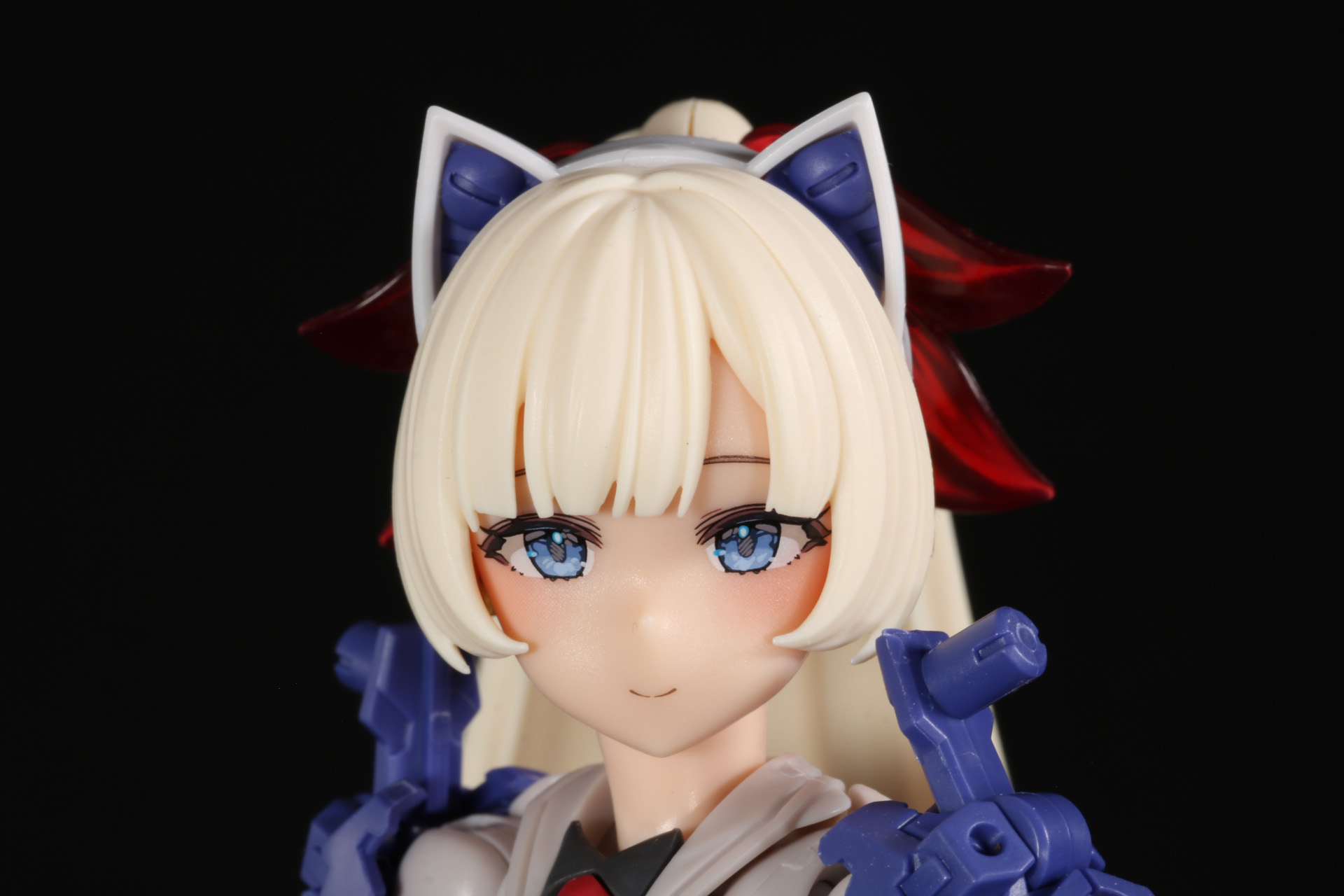 頭部にはネコミミ型のカチューシャが追加され、可愛らしさも忘れていない