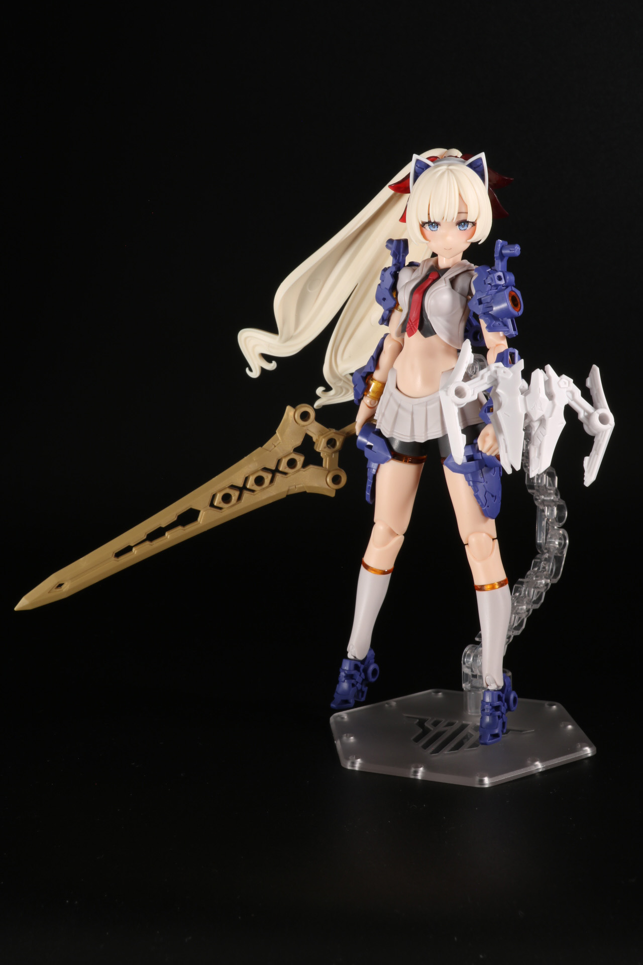 武器の大剣は鍔部分を別にすることで盾にすることもできる