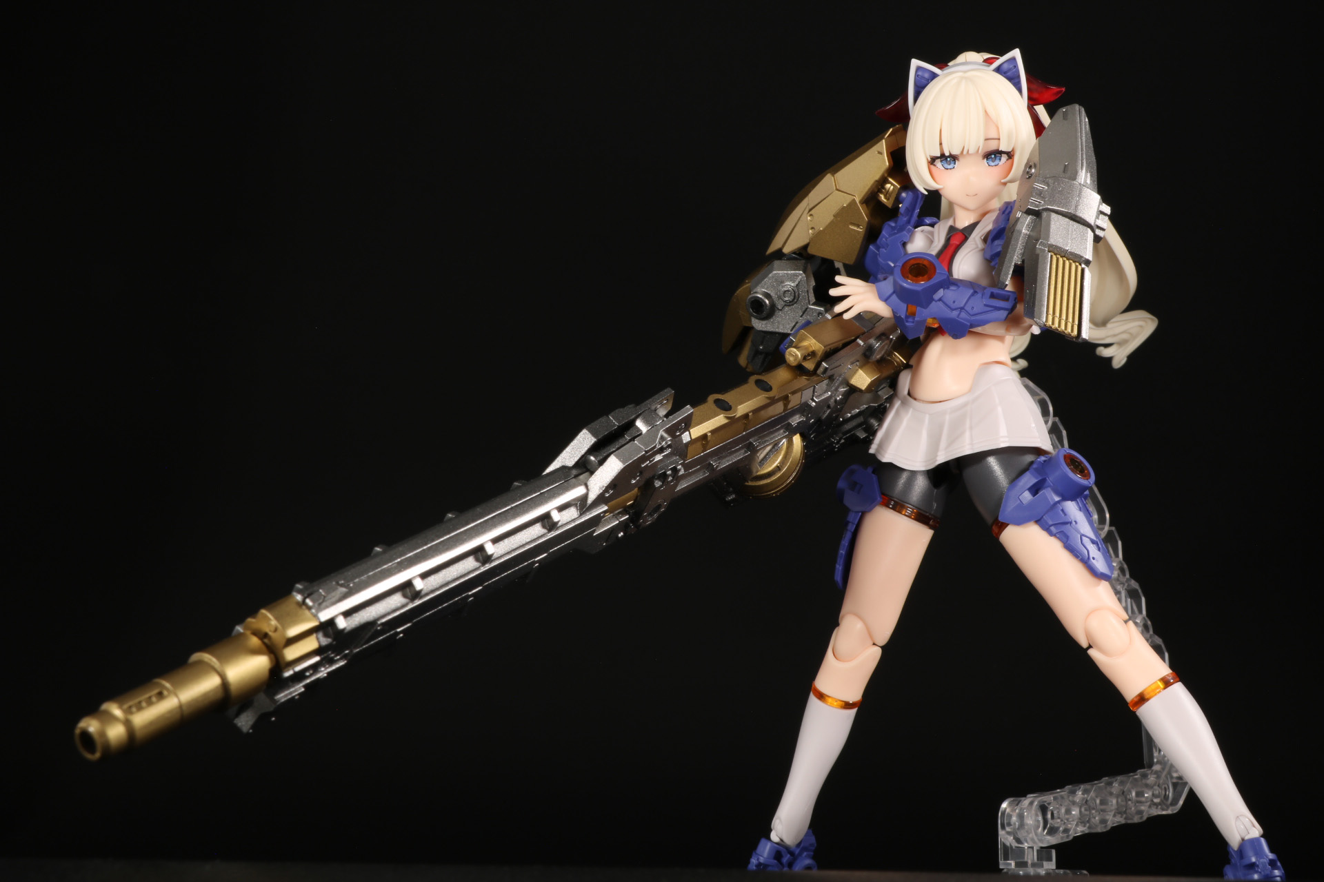 別売りの「ヘヴィウェポンユニット36 レーザーキャノン」（塗装済み）と合わせ、長距離装備姿を表現