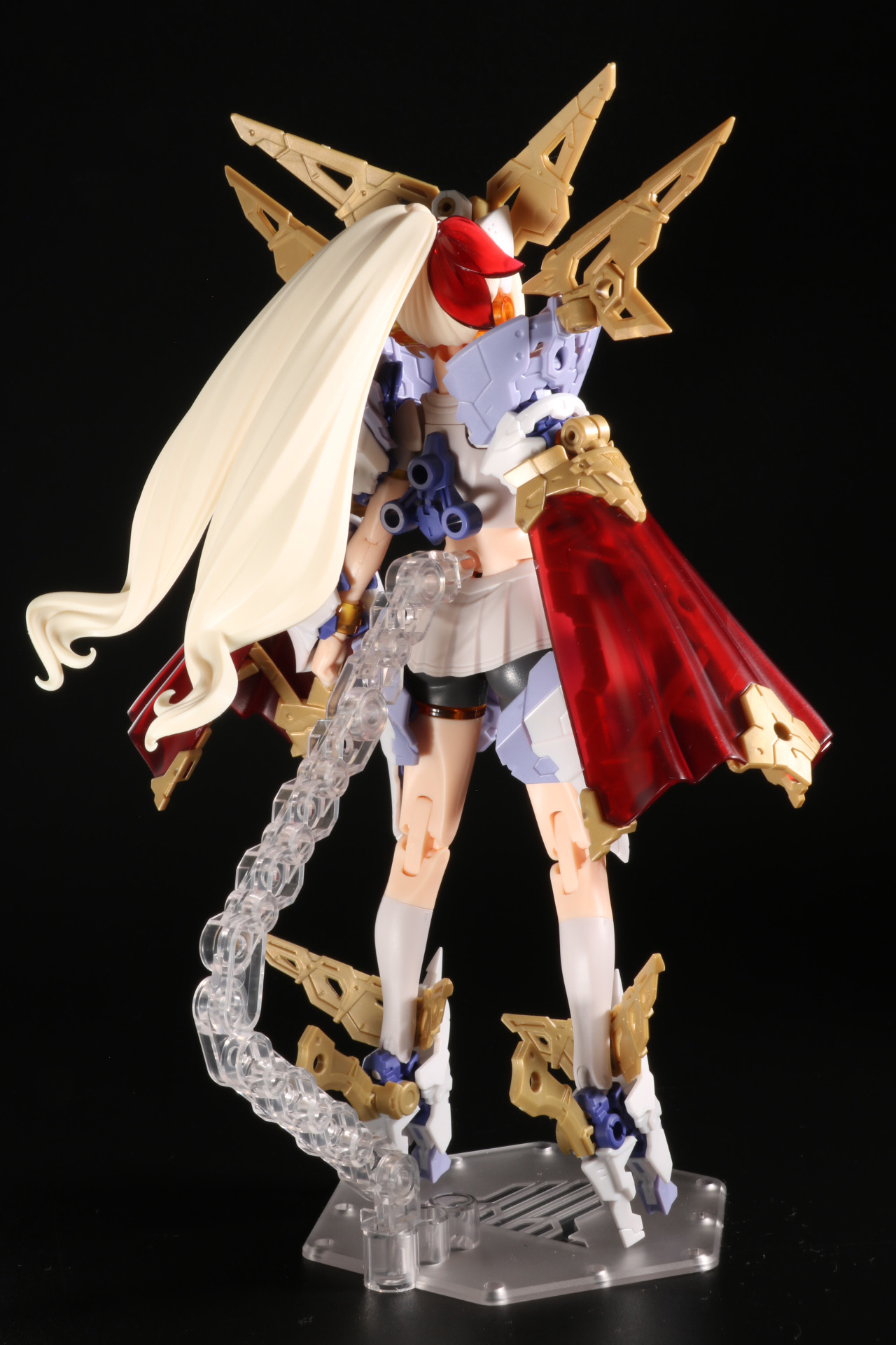 頭部や肩の飾りが存在感を放つ