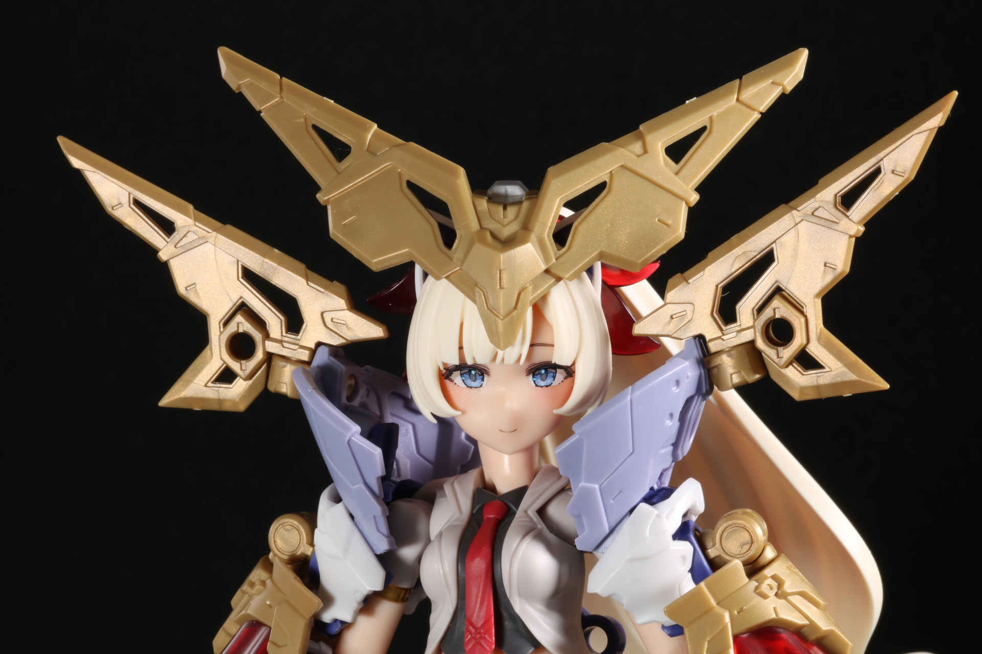 頭部や肩の飾りが存在感を放つ