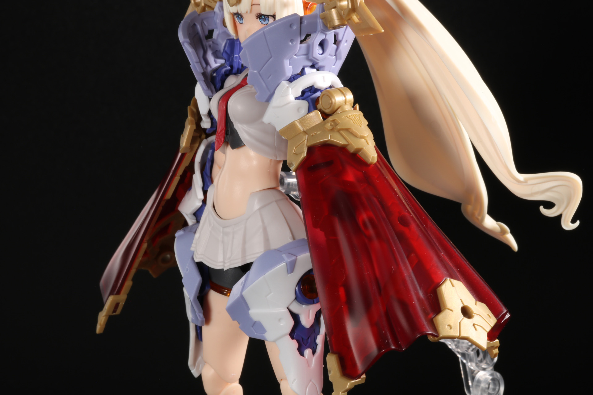 マントはクリアレッドで表現され、波打つ造形と相まって臨場感ある仕上がりとなっている