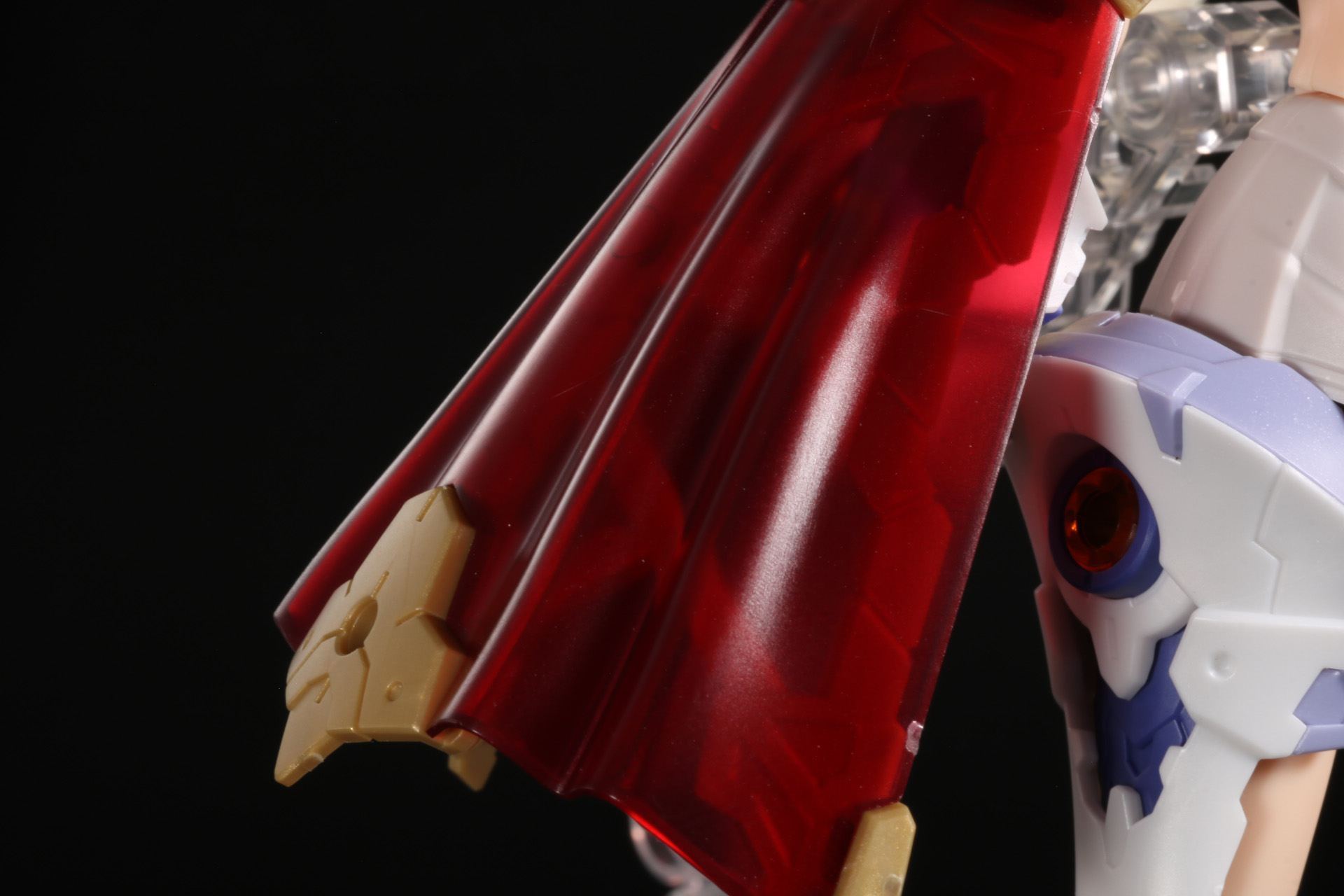クリアレッドのため裏地のゴールドの装甲部分が透けて見えるのもロマンある表現だ