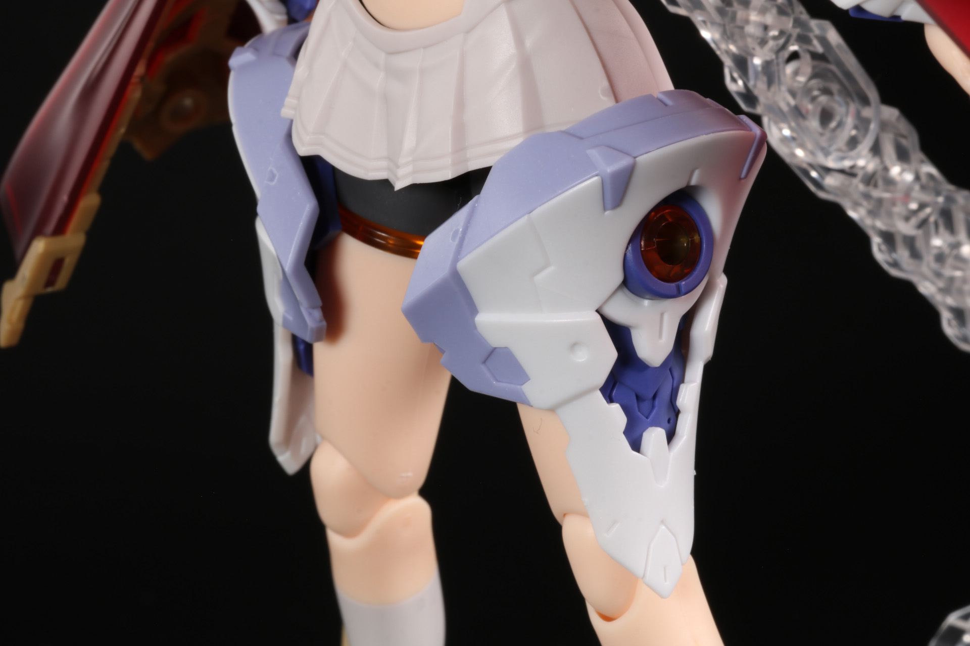 太もものアーマーもボリュームアップしている