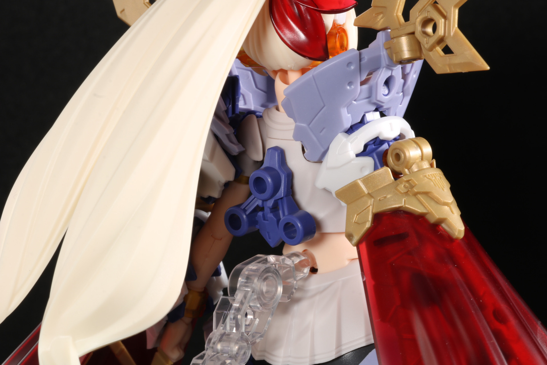 背中には3つの軸受けを設けたアーマー