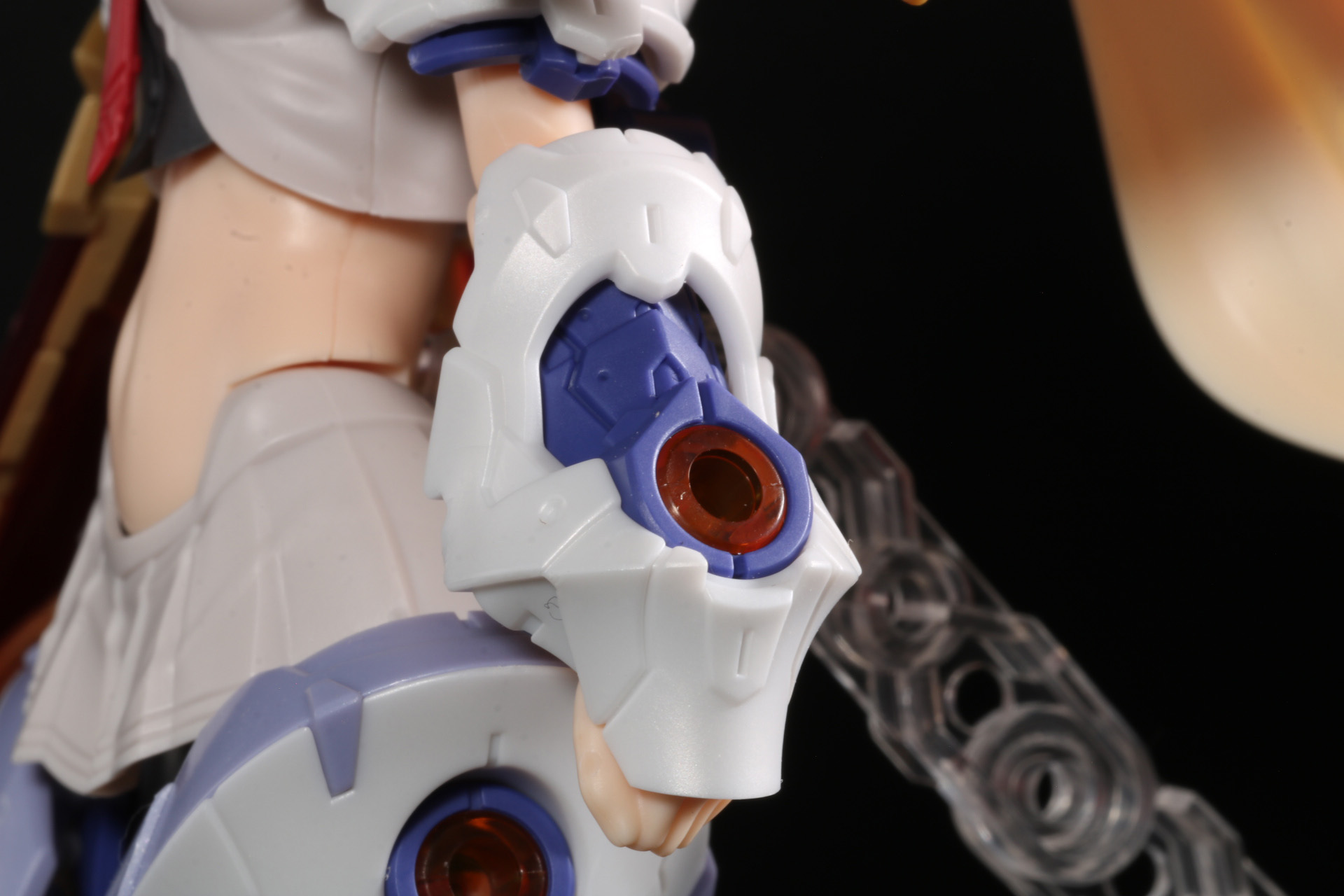 手首のアーマーも滑らかな手甲的な造形になりつつも、軸受け部分がそのまま使用できる