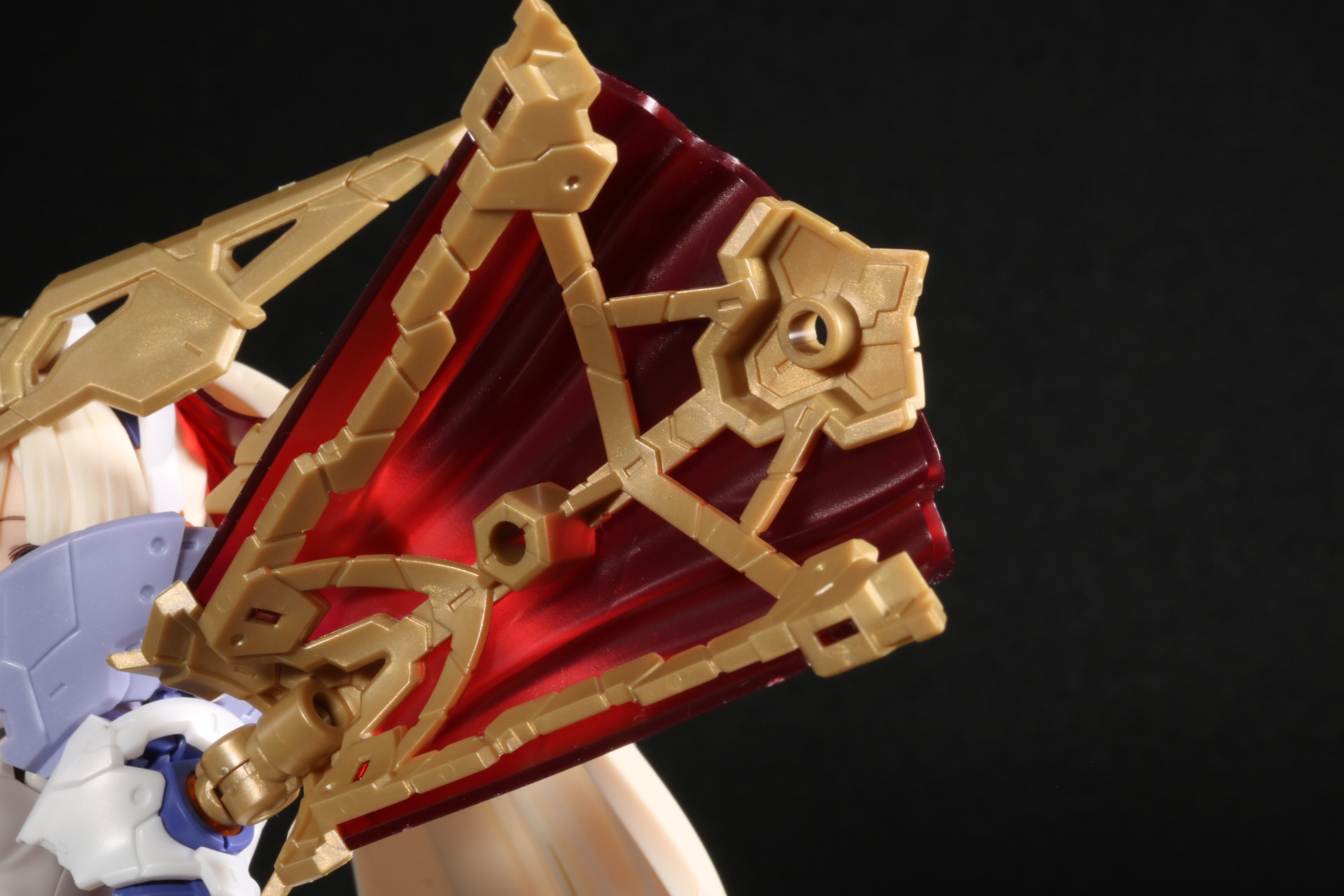 裏面には軸受けも備わっており、武器をマウントすることもできそうだ