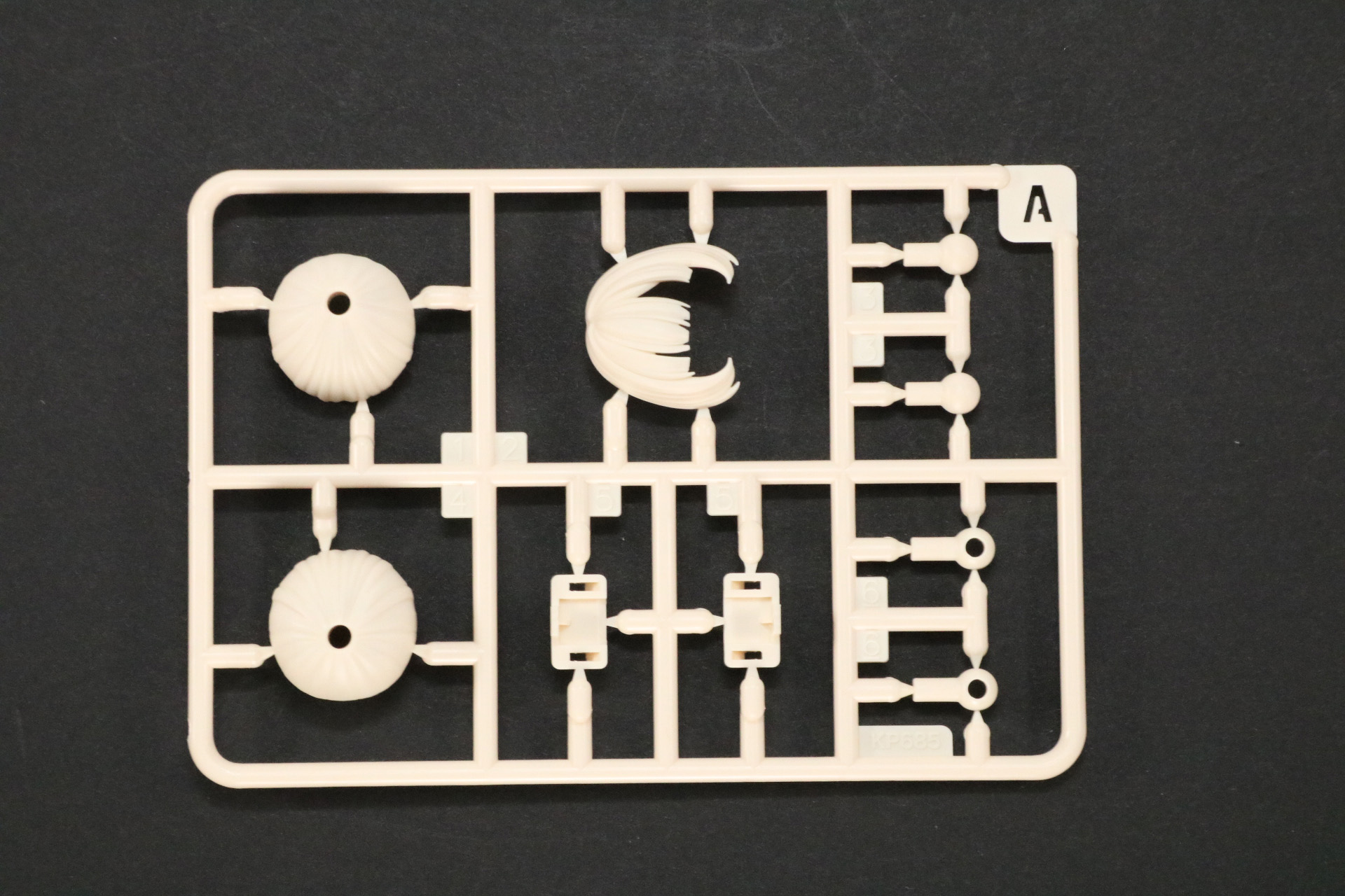 Aパーツ。ライトイエローの成型色