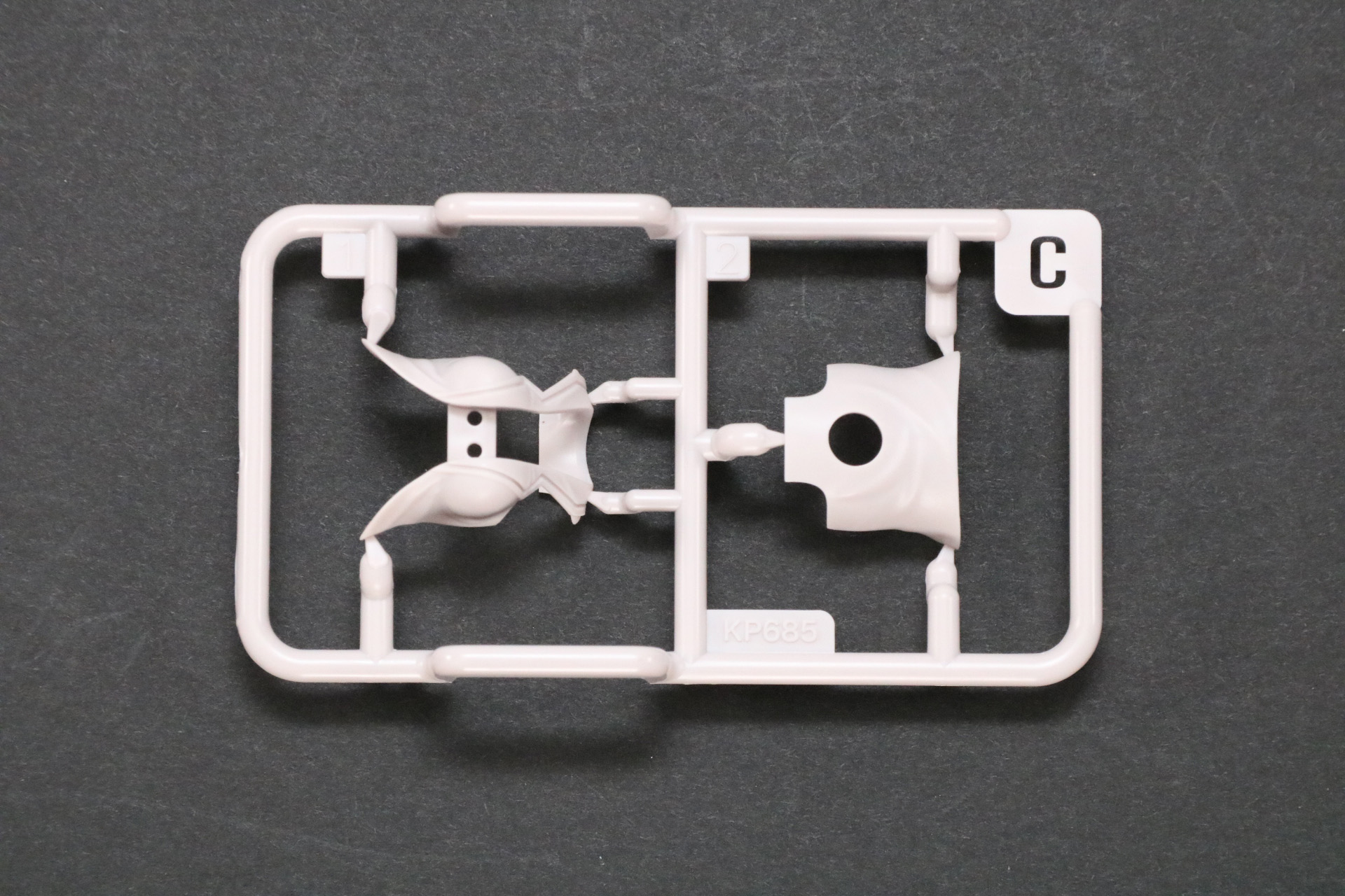 Cパーツ。グレーの成型色