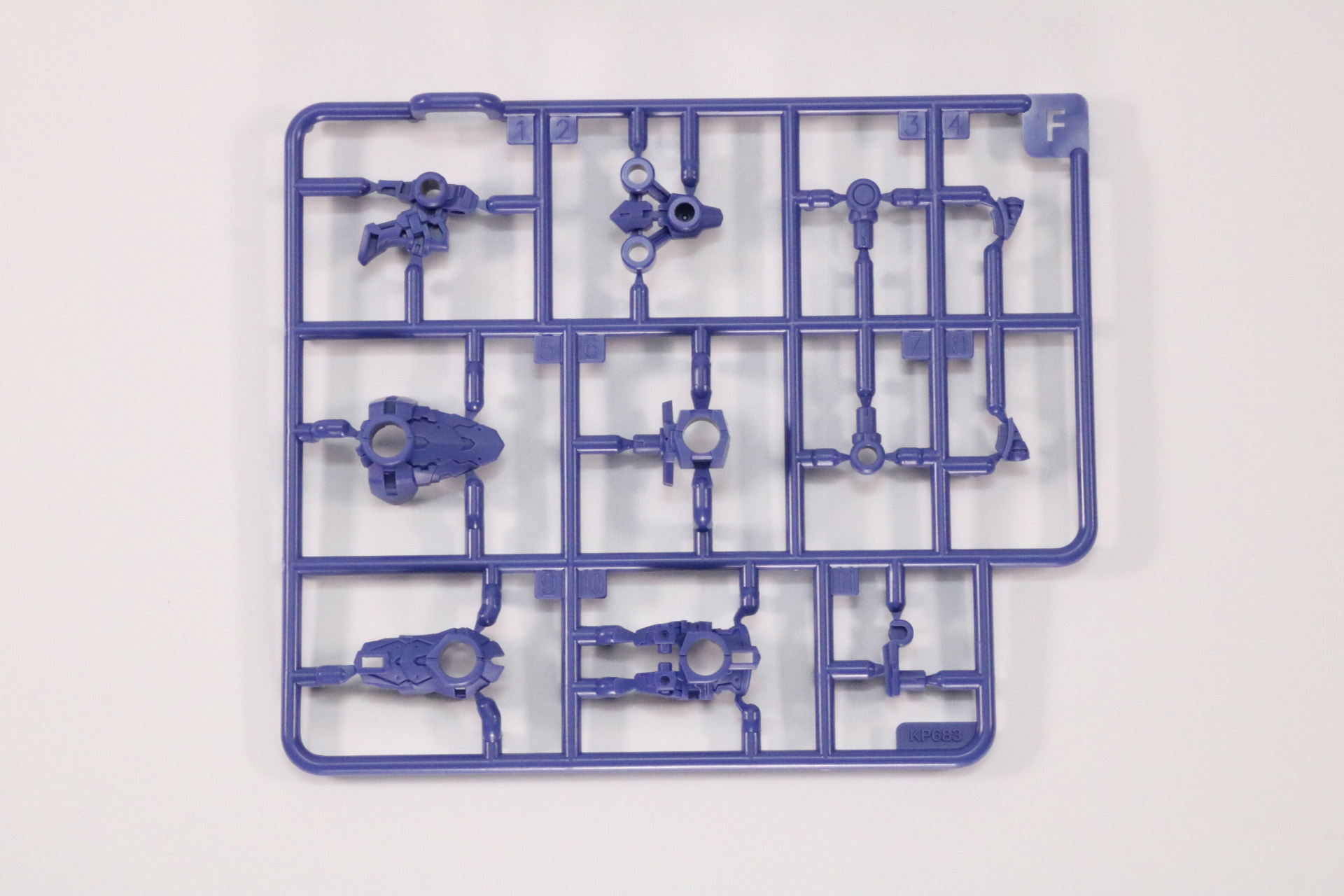 Fパーツ。パープルの成型色。ランナーは2枚入っている