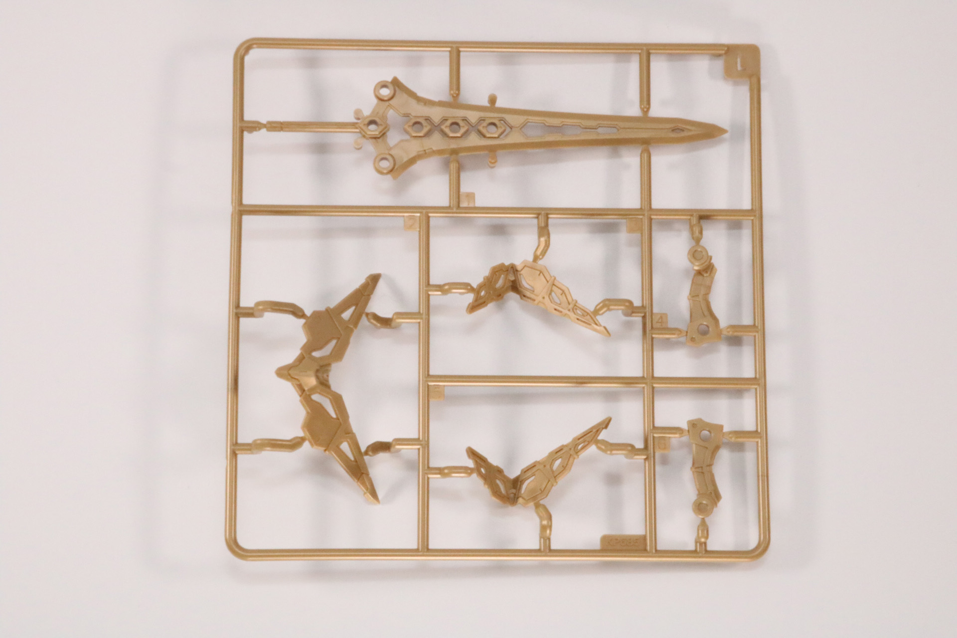 Lパーツ。ゴールドの成型色